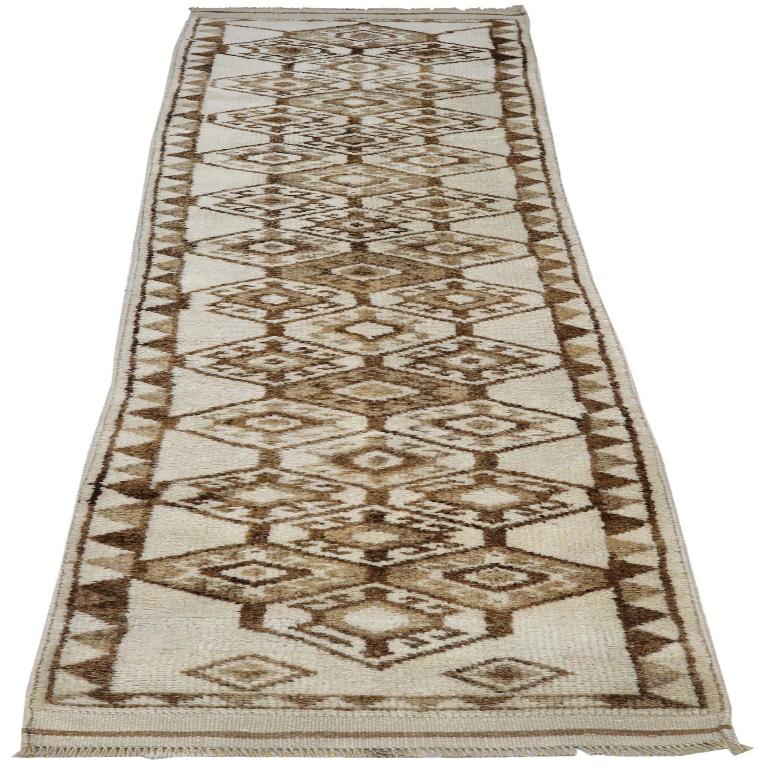 Découvrez l'élégance du tapis de Turquie Anatoly, qui présente un chemin de roulement de Circa 1940. Conçu avec de la laine et du Design/One, ce design exclusif est parfait pour mettre en valeur votre espace.