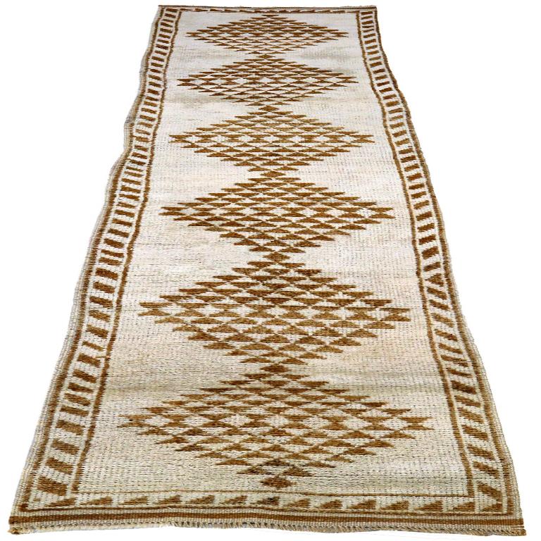 Découvrez l'élégance du tapis de Turquie Anatoly, qui présente un chemin de roulement de Circa 1940. Conçu avec de la laine et du Design/One, ce design exclusif est parfait pour mettre en valeur votre espace.