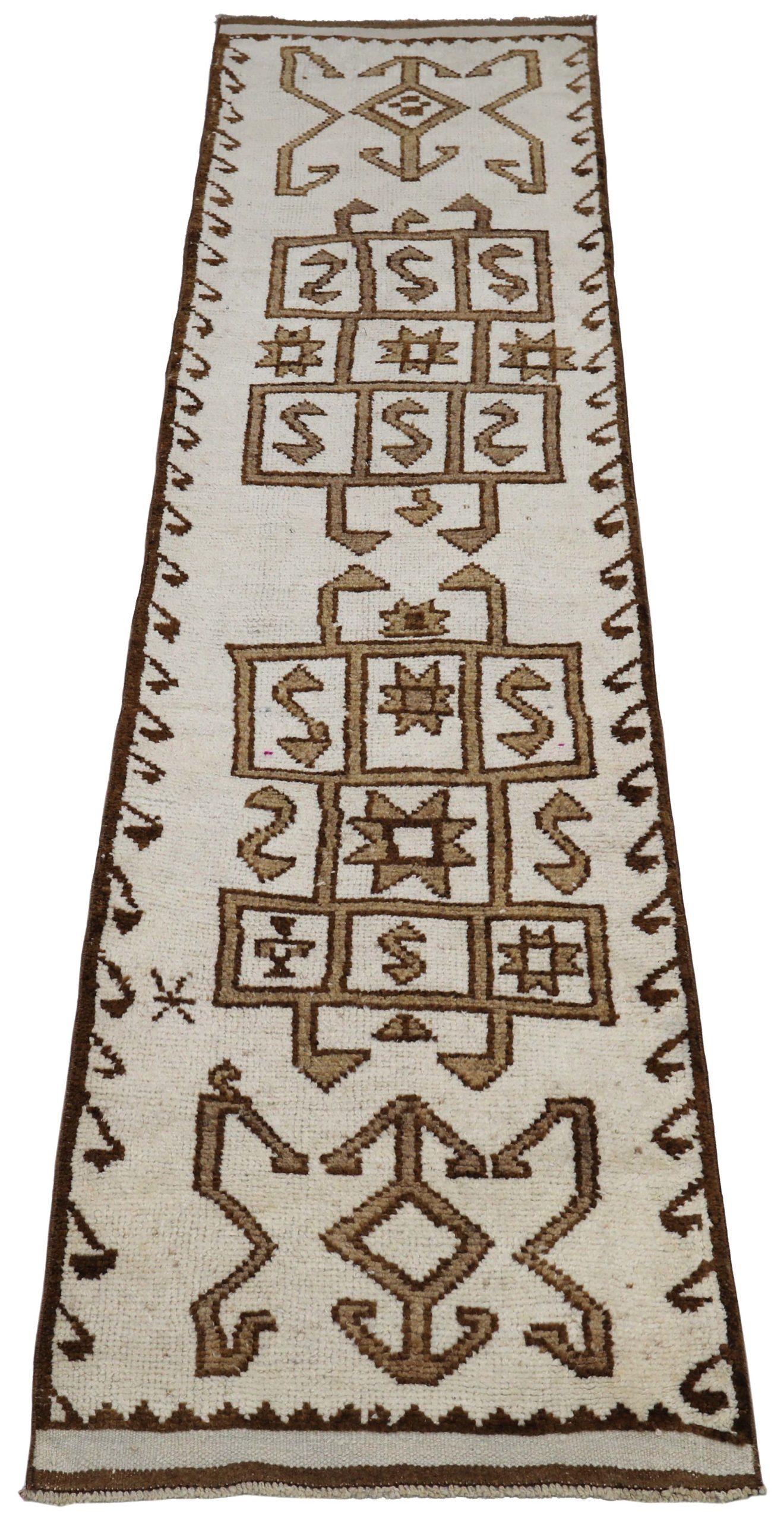 Entdecken Sie die Eleganz von Turkey Anatoly mit dem Läufer Circa 1940. Dieses exklusive Design aus Wolle und Braun-Elfenbein ist perfekt, um Ihren Raum zu verschönern.