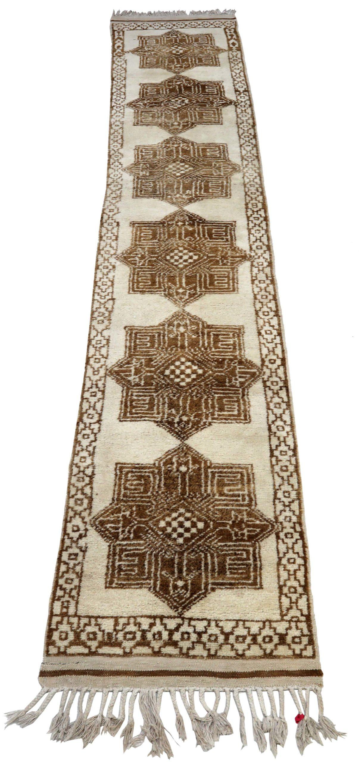 Descubre la elegancia de la alfombra Anatoly de Turquía, Circa 1940. Diseñado con lana y marrón-marfil, este diseño exclusivo es perfecto para realzar tu espacio.