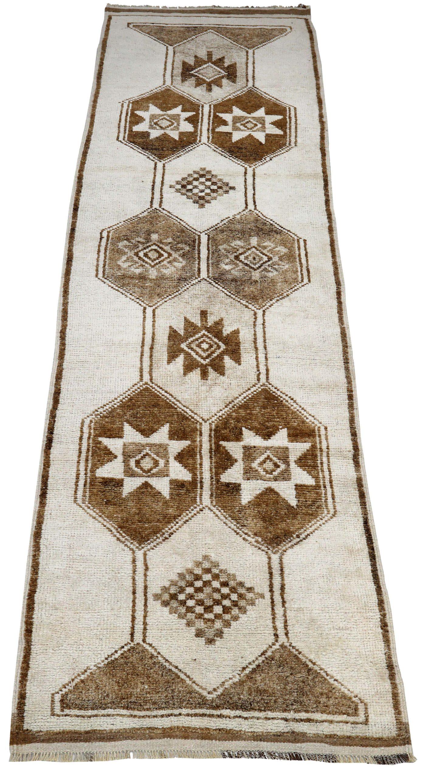 Entdecken Sie die Eleganz von Turkey Anatoly mit dem Läufer Circa 1940. Dieses exklusive Design aus Wolle und Braun-Elfenbein ist perfekt, um Ihren Raum zu verschönern.