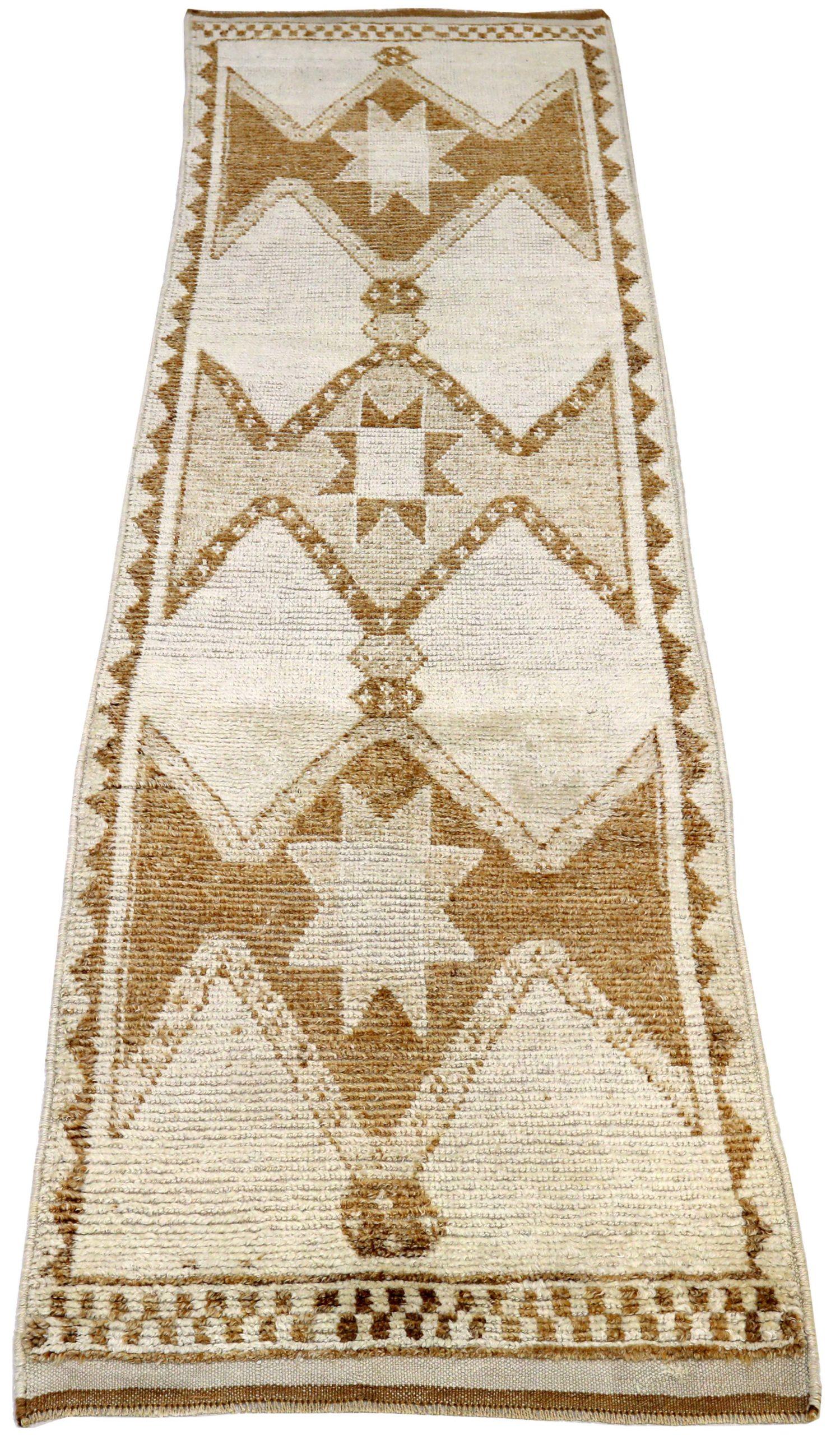 Scopri l'eleganza del Tappeto Runner Anatoly della Turchia con caratteristiche CIRCA 1940. Progettato in lana e marrone-avorio, questo design esclusivo è perfetto per valorizzare il tuo spazio.