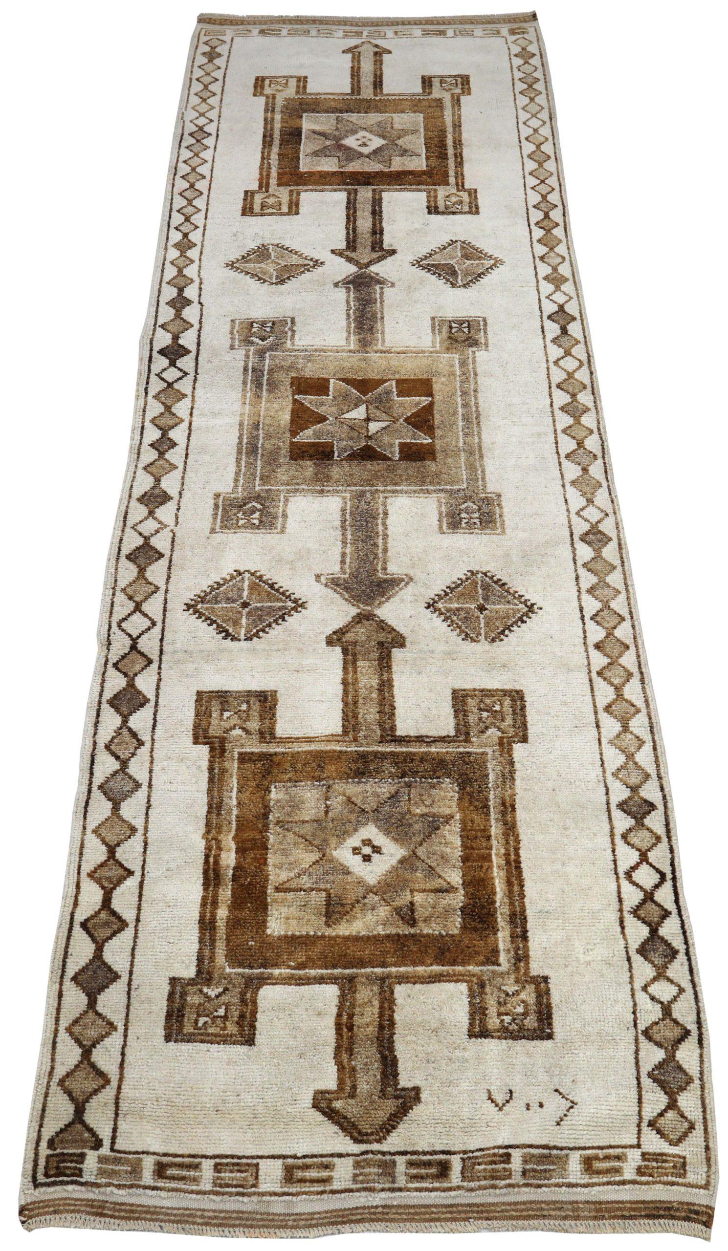 Entdecken Sie die Eleganz von Turkey Anatoly mit dem Läufer Circa 1940. Dieses exklusive Design aus Wolle und Braun-Elfenbein ist perfekt, um Ihren Raum zu verschönern.
