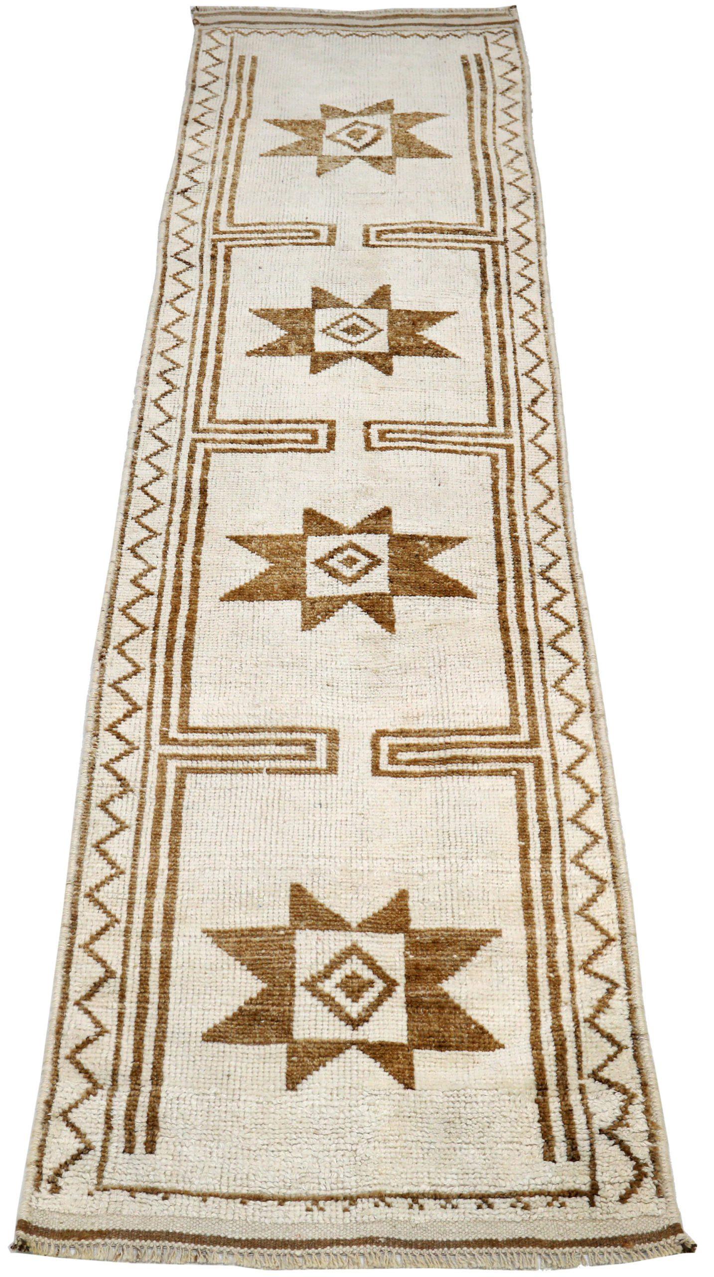Découvrez l'élégance du tapis de Turquie Anatoly, qui présente un chemin de roulement de Circa 1940. Conçu avec de la laine et du Design/One, ce design exclusif est parfait pour mettre en valeur votre espace.