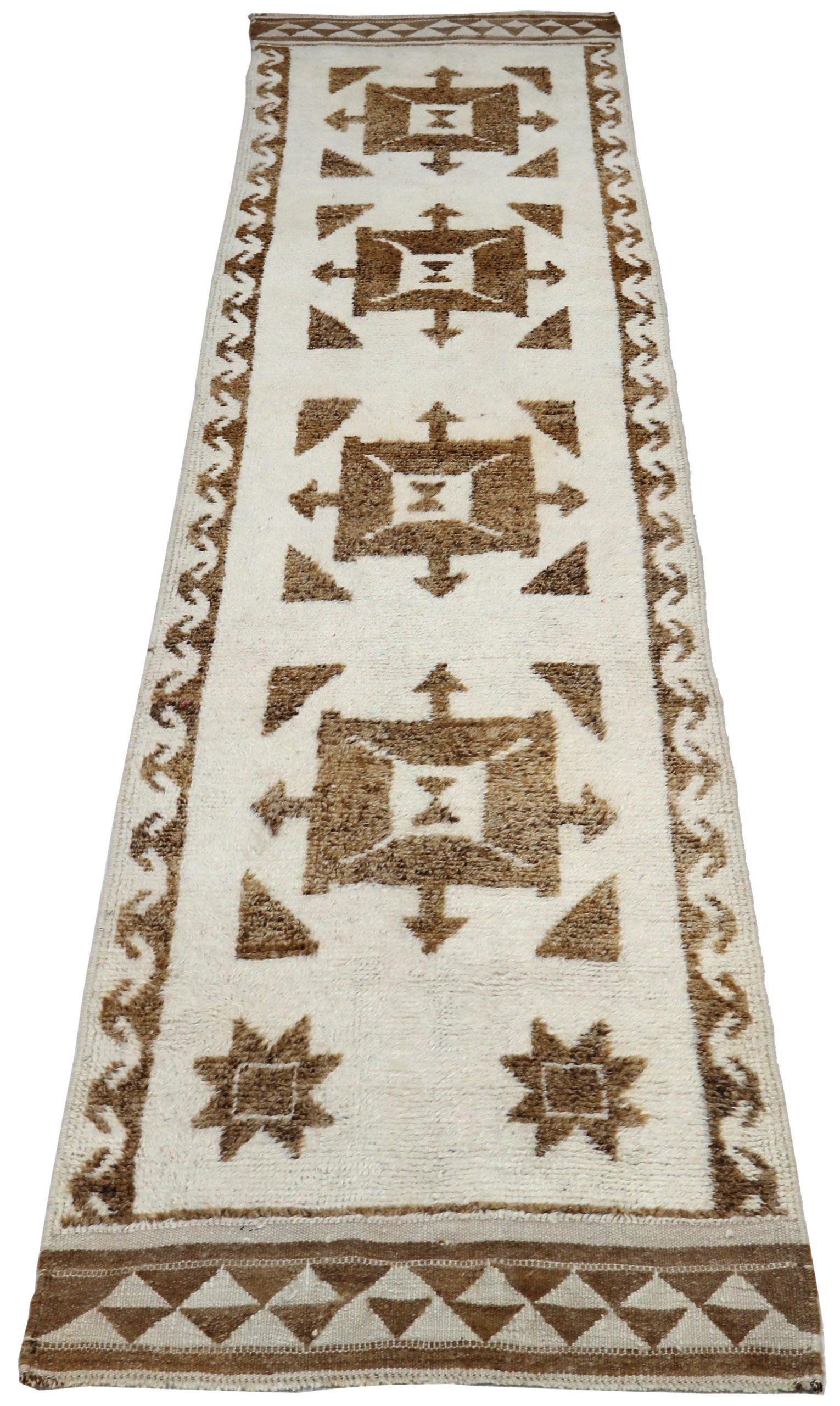 Découvrez l'élégance du tapis de Turquie Anatoly, qui présente un chemin de roulement de Circa 1940. Conçu avec de la laine et du Design/One, ce design exclusif est parfait pour mettre en valeur votre espace.