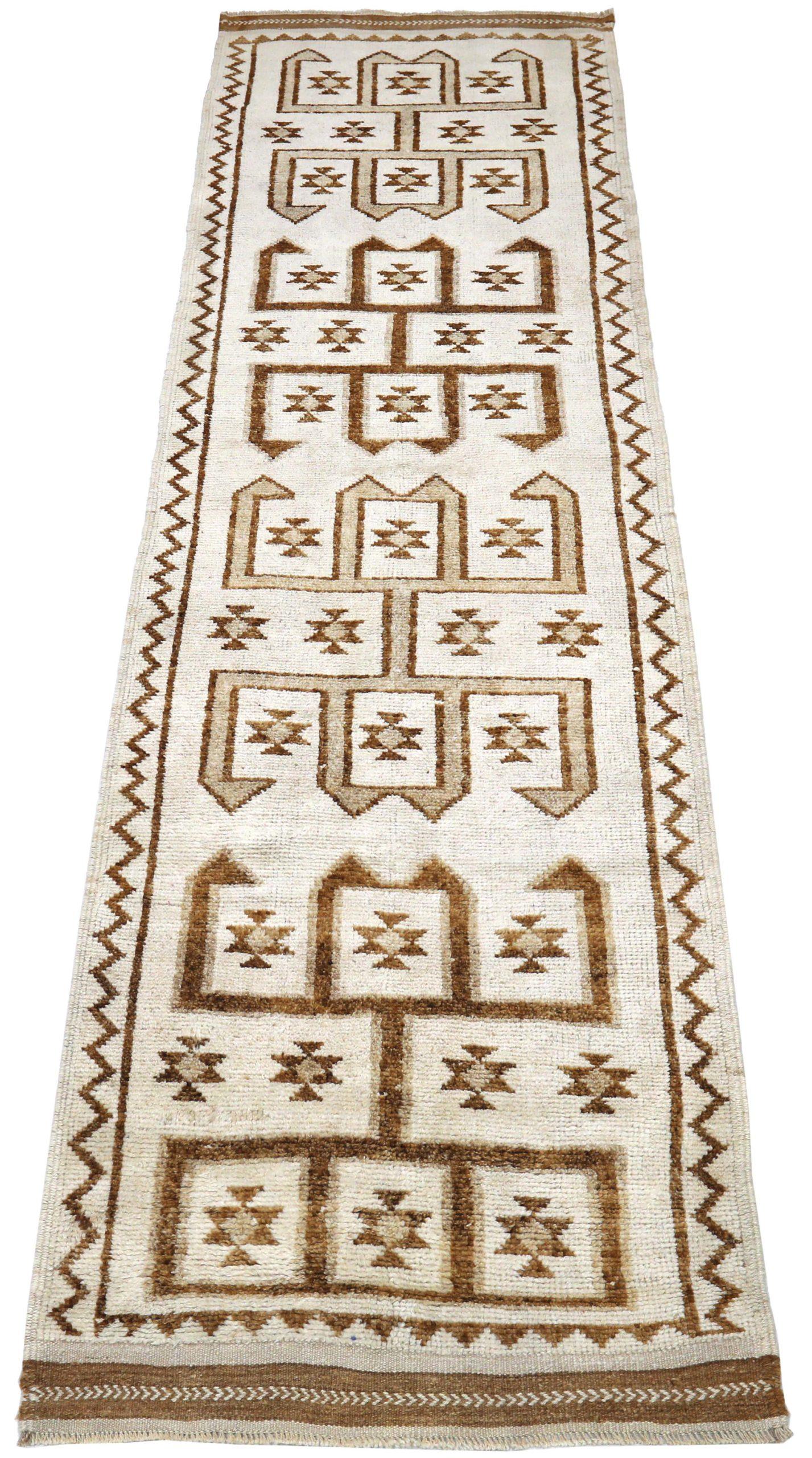 Découvrez l'élégance du tapis de Turquie Anatoly, qui présente un chemin de roulement de Circa 1940. Conçu avec de la laine et du Design/One, ce design exclusif est parfait pour mettre en valeur votre espace.
