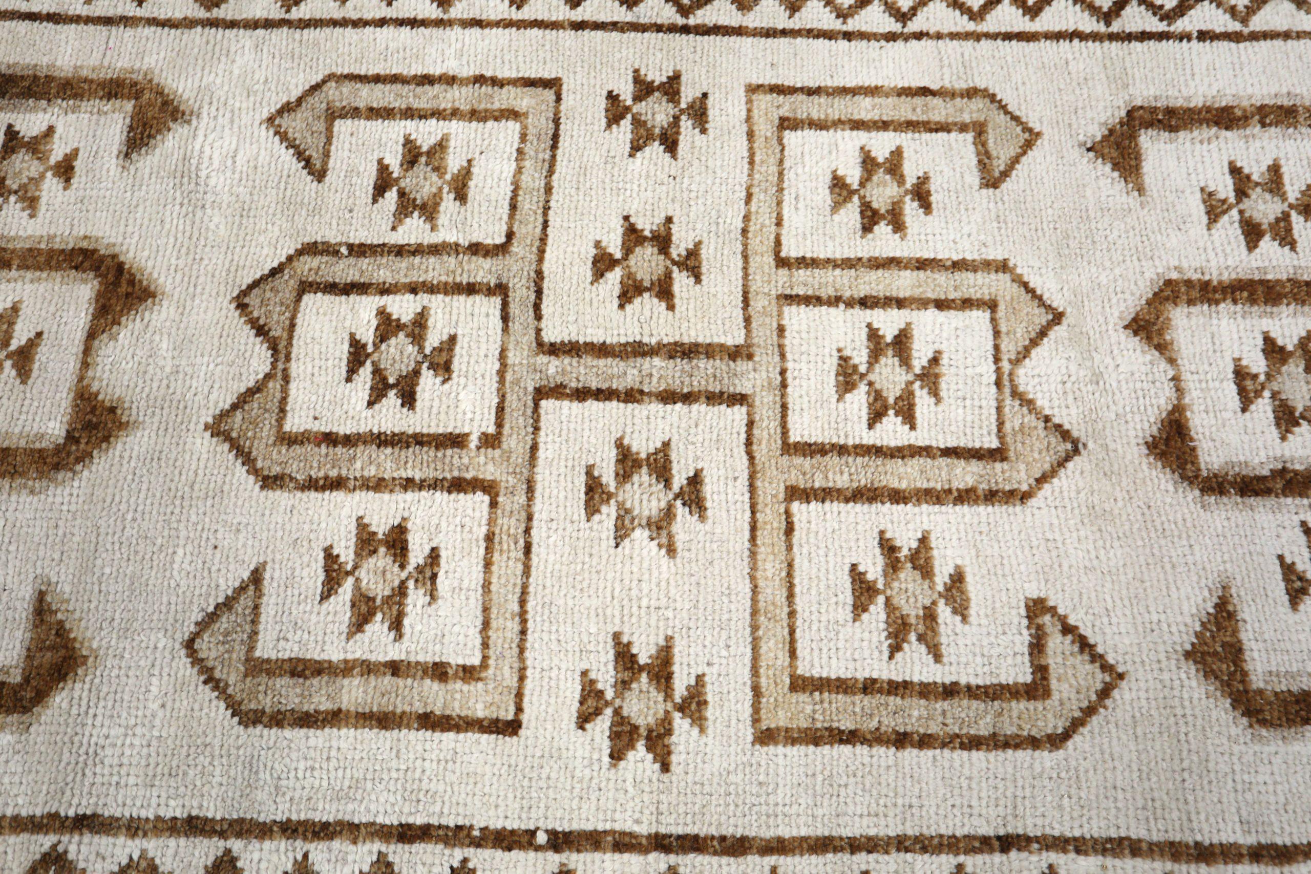 20ième siècle Tapis de course Turkey Anatoly - Laine Brown Ivory Design - 93212 en vente