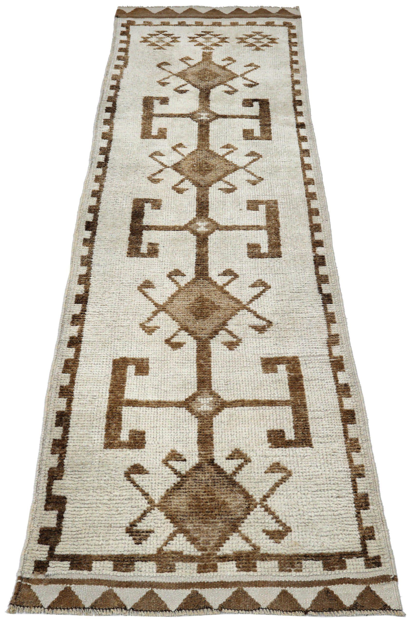 Entdecken Sie die Eleganz von Turkey Anatoly mit dem Läufer Circa 1940. Dieses exklusive Design aus Wolle und Braun-Elfenbein ist perfekt, um Ihren Raum zu verschönern.