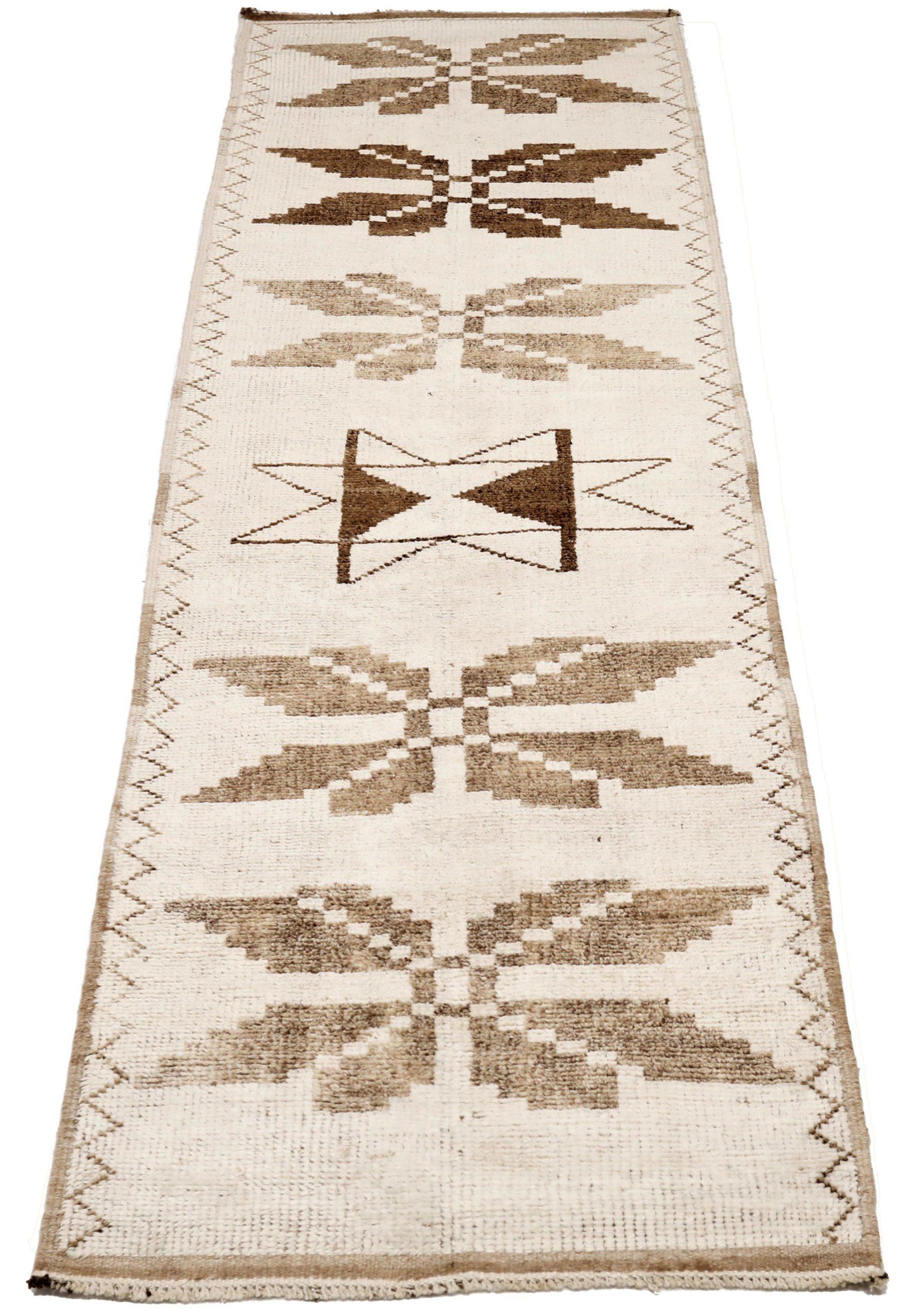 Découvrez l'élégance du tapis de Turquie Anatoly, qui présente un chemin de roulement de Circa 1940. Conçu avec de la laine et du Design/One, ce design exclusif est parfait pour mettre en valeur votre espace.
