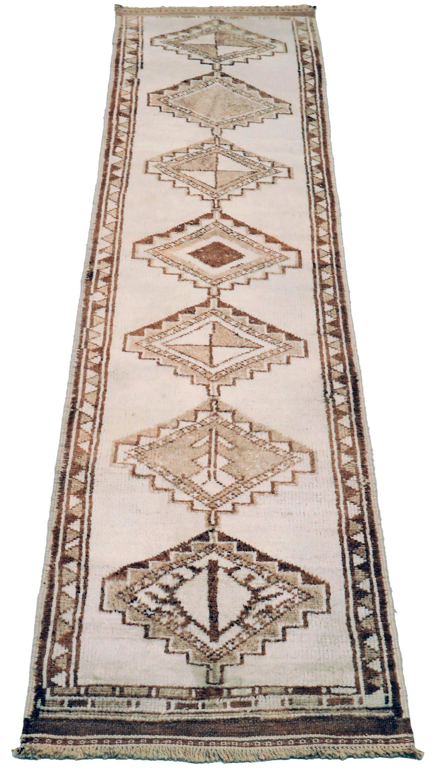 Découvrez l'élégance du tapis de Turquie Anatoly, qui présente un chemin de roulement de Circa 1940. Conçu avec de la laine et du Design/One, ce design exclusif est parfait pour mettre en valeur votre espace.