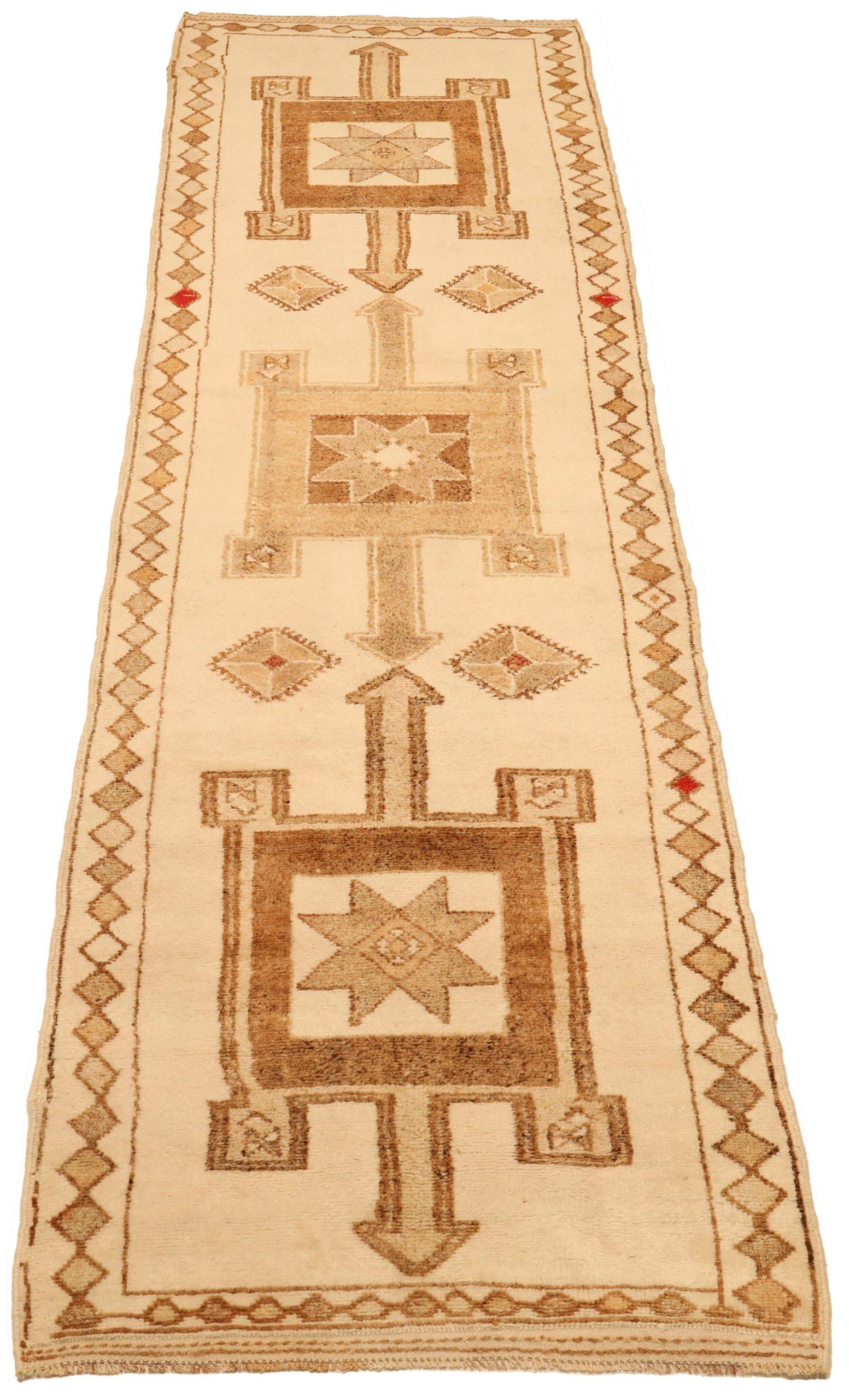Entdecken Sie die Eleganz von Turkey Anatoly mit dem Läufer Circa 1940. Dieses exklusive Design aus Wolle und Braun-Elfenbein ist perfekt, um Ihren Raum zu verschönern.