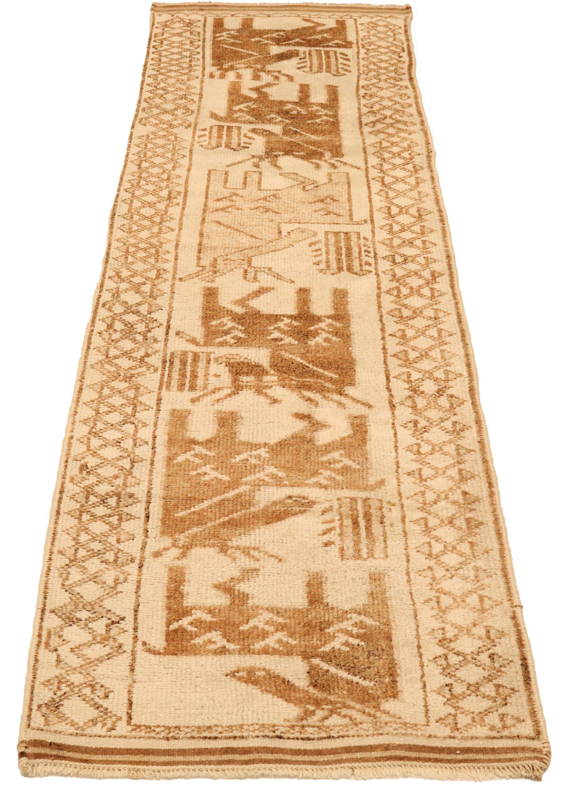 Découvrez l'élégance du tapis de Turquie Anatoly, qui présente un chemin de roulement de Circa 1940. Conçu avec de la laine et du Design/One, ce design exclusif est parfait pour mettre en valeur votre espace.