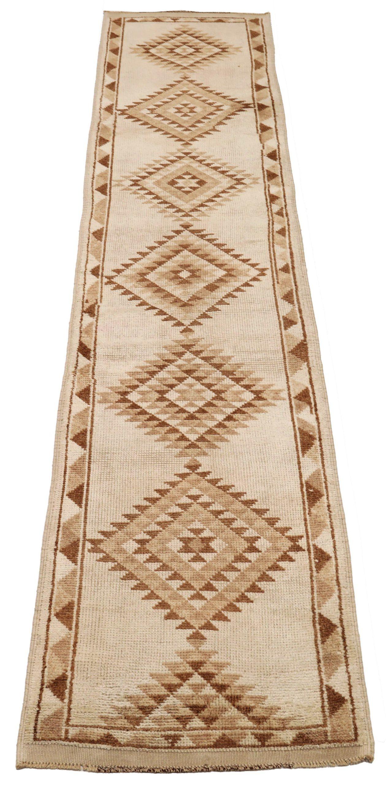 Entdecken Sie die Eleganz von Turkey Anatoly mit dem Läufer Circa 1940. Dieses exklusive Design aus Wolle und Braun-Elfenbein ist perfekt, um Ihren Raum zu verschönern.