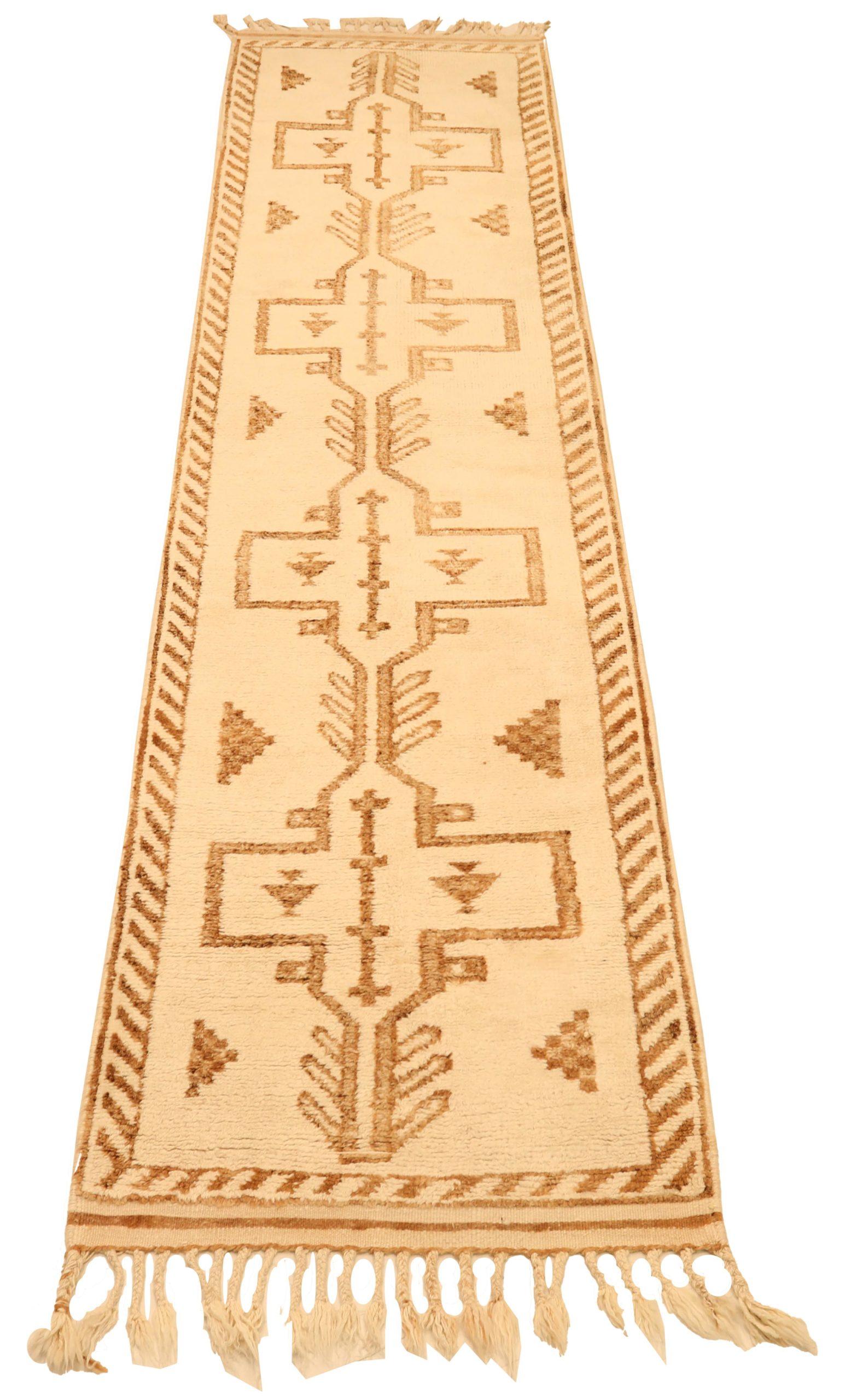 Scopri l'eleganza del Tappeto Runner Anatoly della Turchia con caratteristiche CIRCA 1940. Progettato in lana e marrone-avorio, questo design esclusivo è perfetto per valorizzare il tuo spazio.