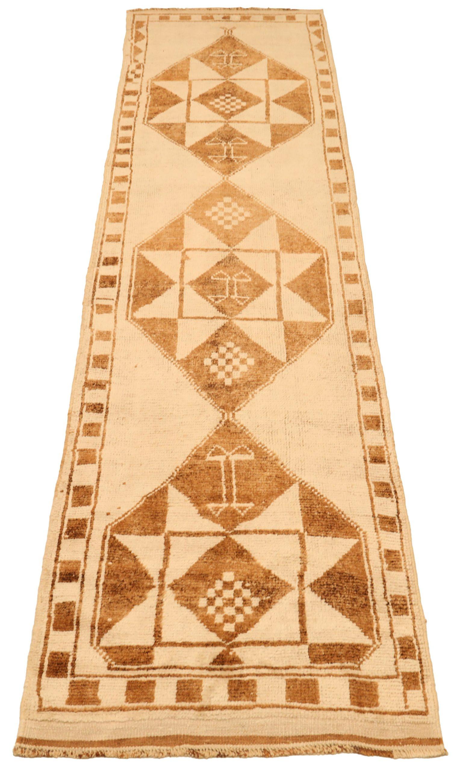 Découvrez l'élégance du tapis de Turquie Anatoly, qui présente un chemin de roulement de Circa 1940. Conçu avec de la laine et du Design/One, ce design exclusif est parfait pour mettre en valeur votre espace.