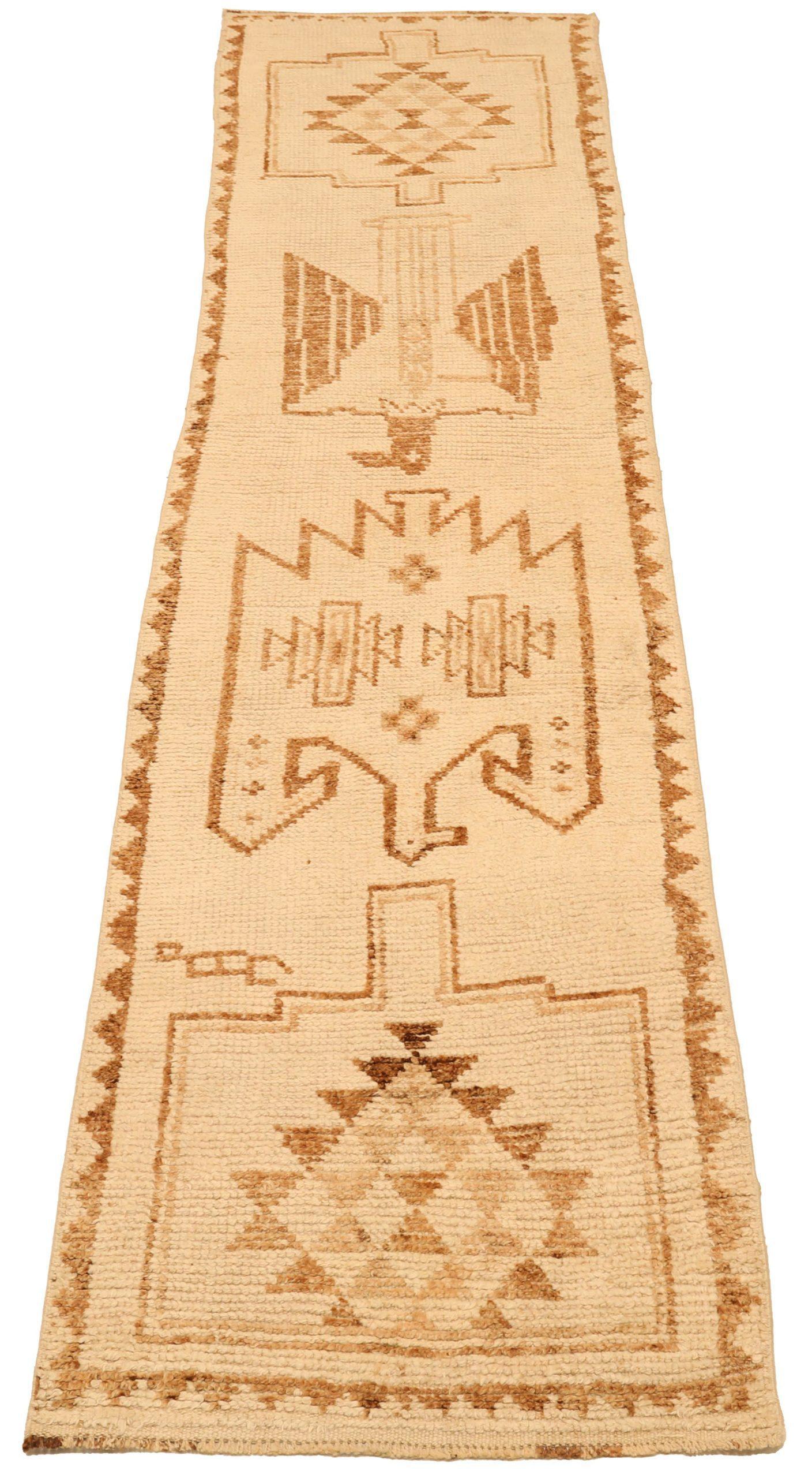 Descubre la elegancia de la alfombra Anatoly de Turquía, Circa 1940. Diseñado con lana y marrón-marfil, este diseño exclusivo es perfecto para realzar tu espacio.
