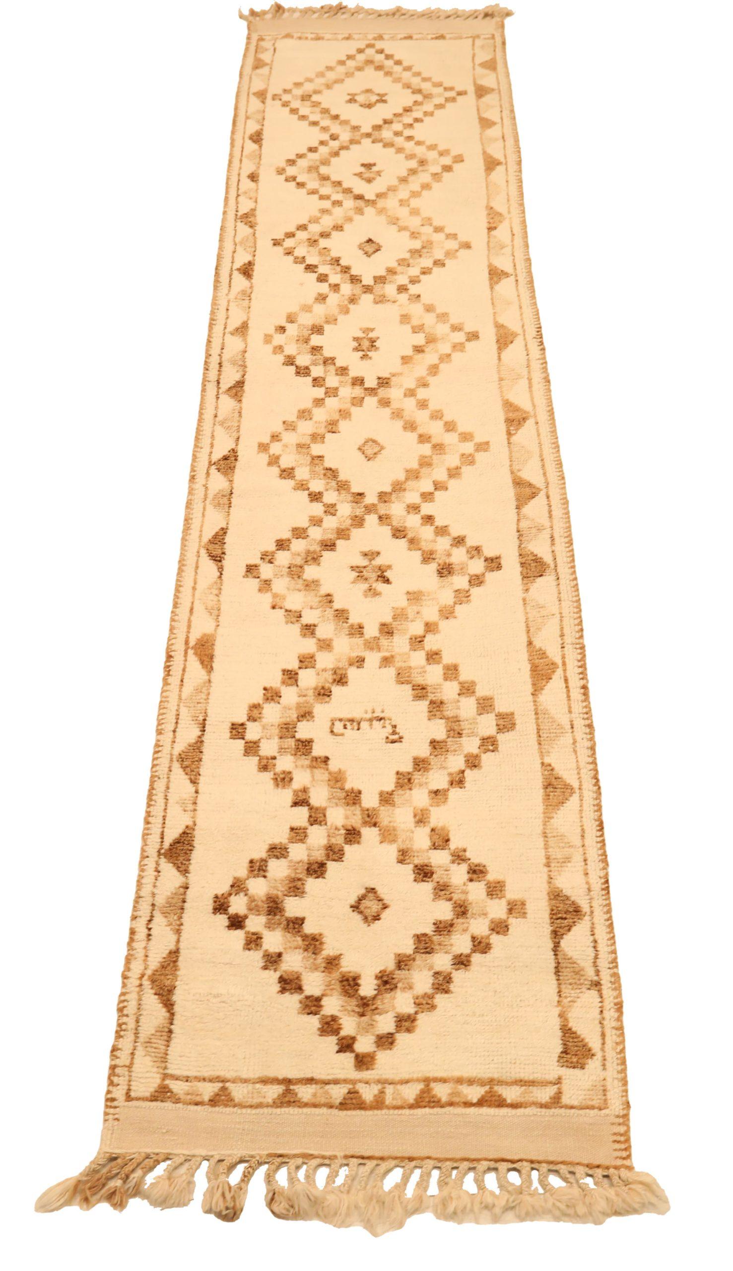 Scopri l'eleganza del Tappeto Runner Anatoly della Turchia con caratteristiche CIRCA 1940. Progettato in lana e marrone-avorio, questo design esclusivo è perfetto per valorizzare il tuo spazio.