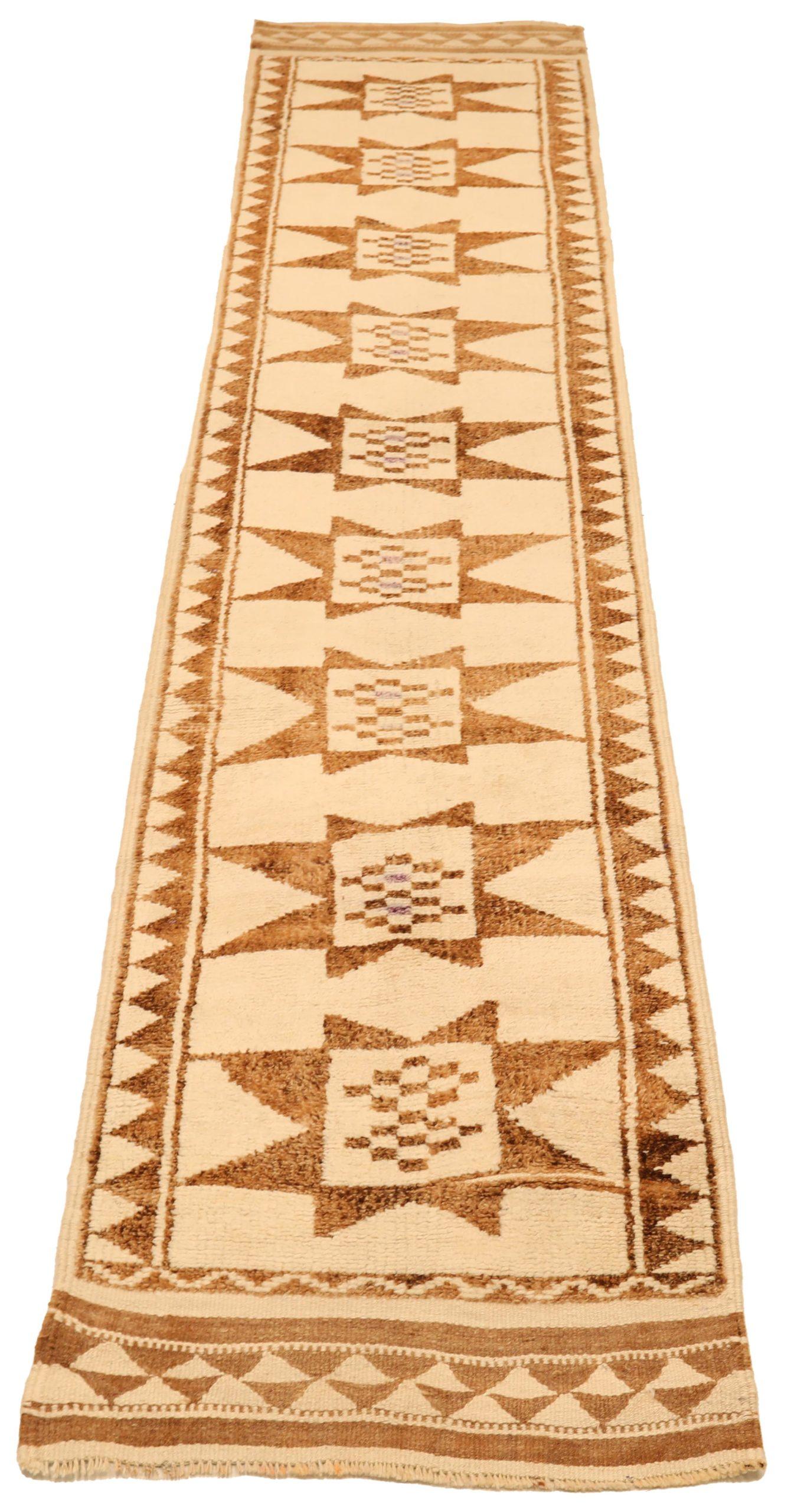 Entdecken Sie die Eleganz von Turkey Anatoly mit dem Läufer Circa 1940. Dieses exklusive Design aus Wolle und Braun-Elfenbein ist perfekt, um Ihren Raum zu verschönern.