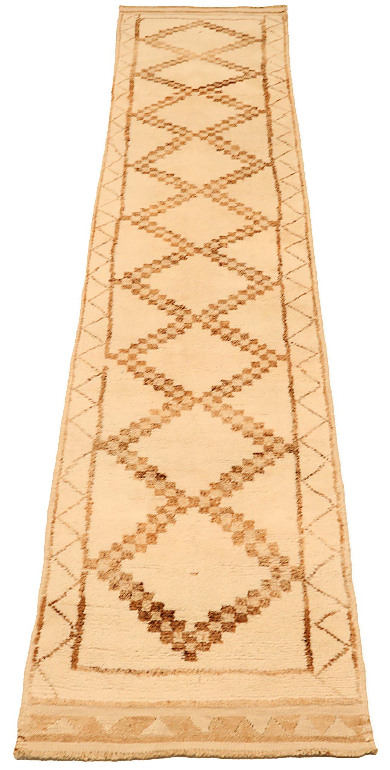 Découvrez l'élégance du tapis de Turquie Anatoly, qui présente un chemin de roulement de Circa 1940. Conçu avec de la laine et du Design/One, ce design exclusif est parfait pour mettre en valeur votre espace.