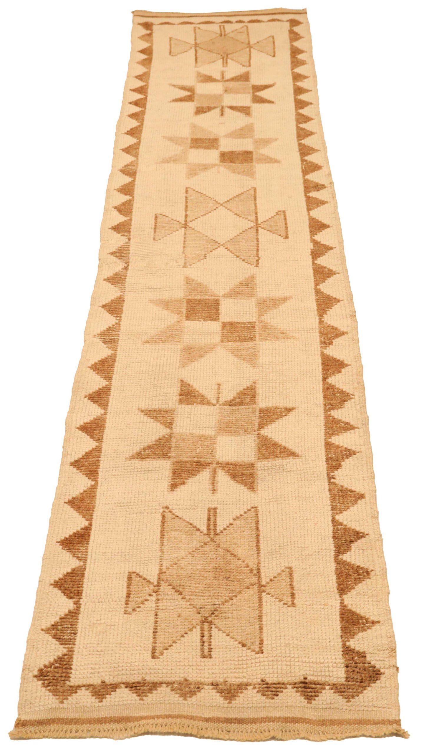 Entdecken Sie die Eleganz von Turkey Anatoly mit dem Läufer Rug. Dieses exklusive Design aus Wolle und Braun-Elfenbein ist perfekt, um Ihren Raum zu verschönern.