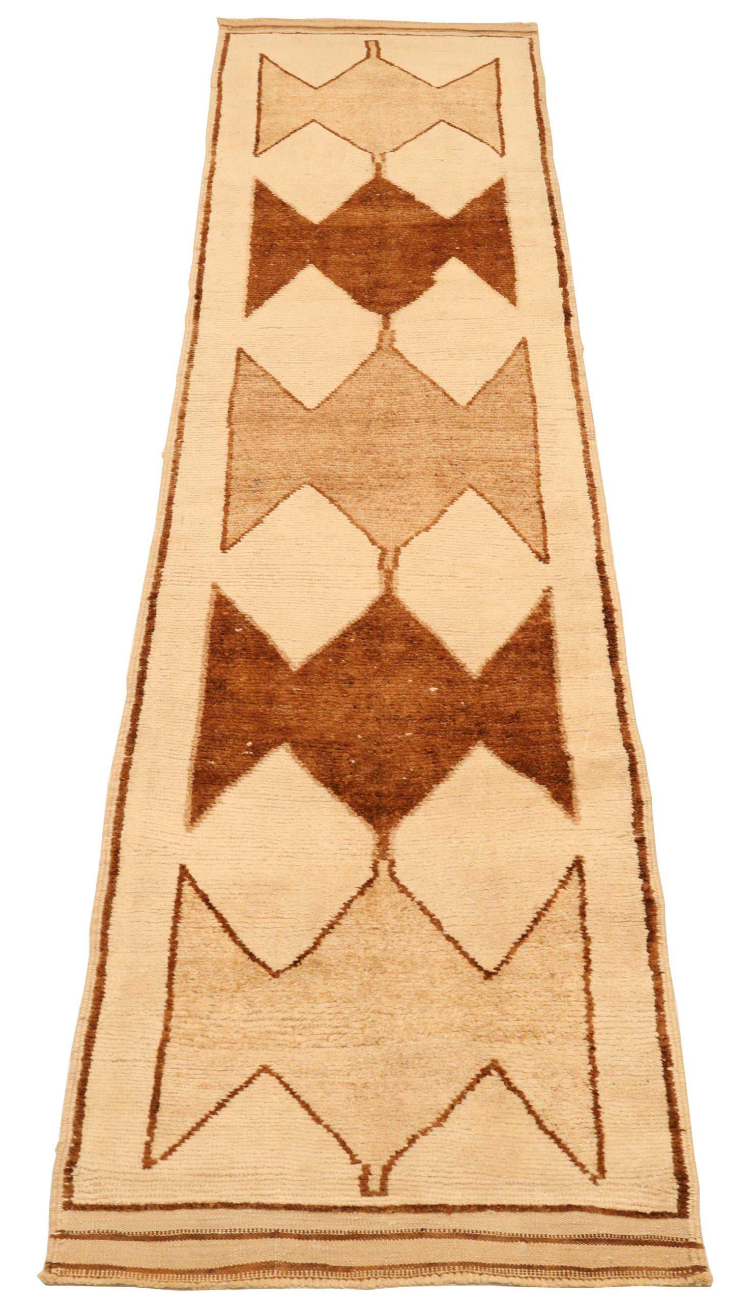 Découvrez l'élégance du tapis de Turquie Anatoly, qui présente un chemin de roulement de Circa 1940. Conçu avec de la laine et du Design/One, ce design exclusif est parfait pour mettre en valeur votre espace.