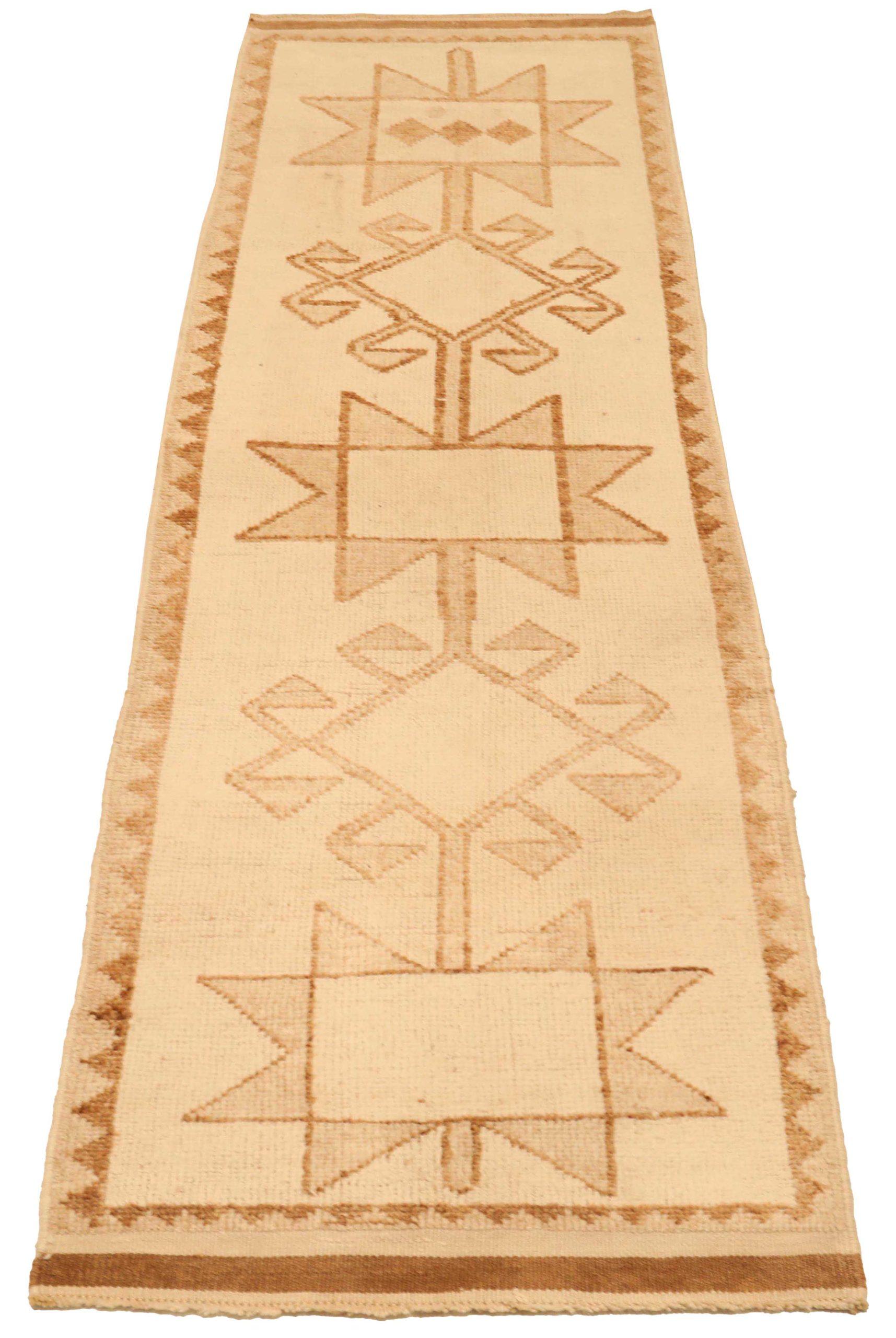 Turkish Anatoly Runner: Beige & Brown Geometric Patterns

A Linear Canvas of Subtle Hues and Artistic Flow
This captivating Turkish Anatoly runner offers sophisticated artistry. Its elongated field, in a beautiful muted beige, provides a tranquil