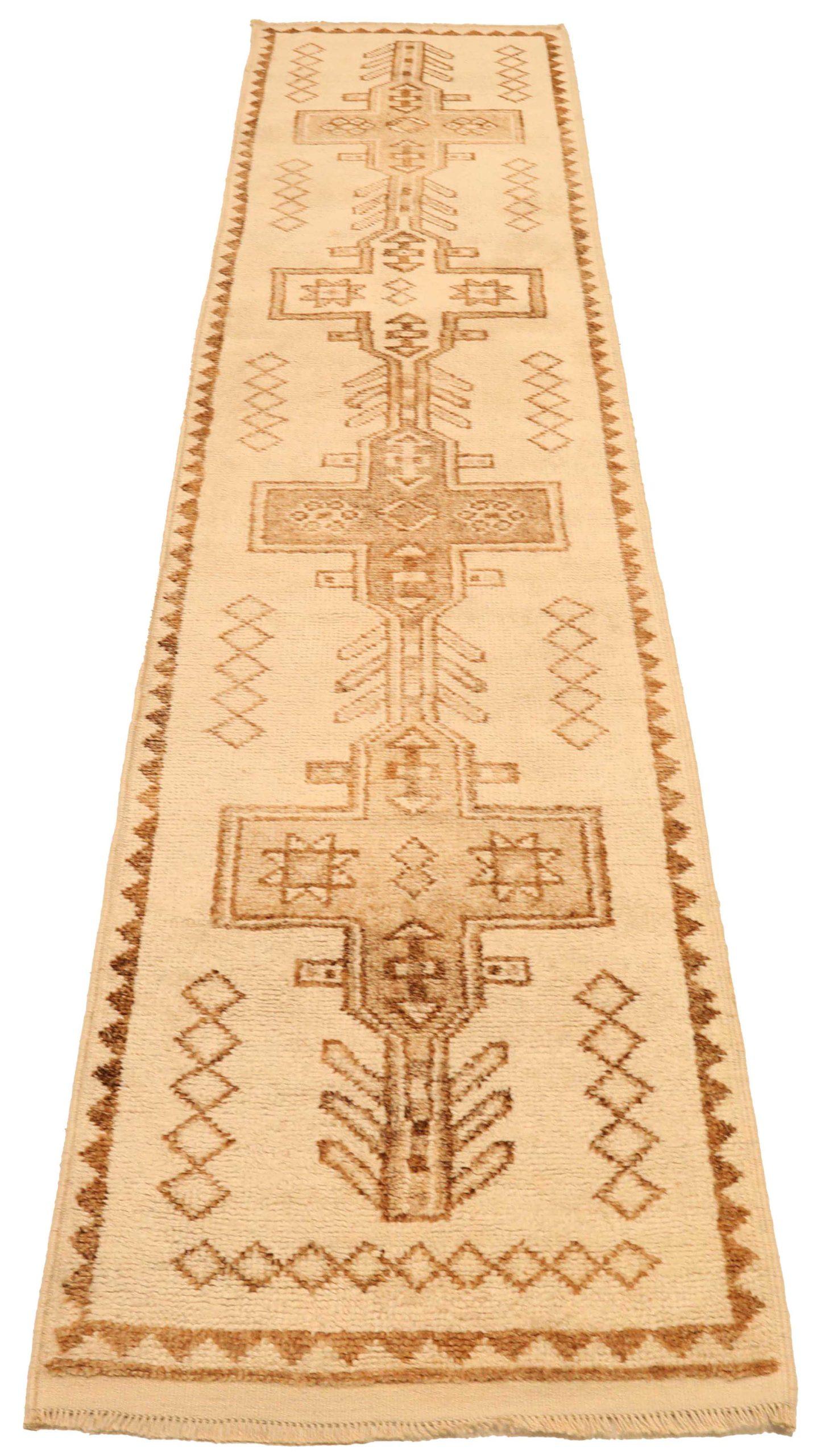 Entdecken Sie die Eleganz von Turkey Anatoly mit dem Läufer Circa 1940. Dieses exklusive Design aus Wolle und Braun-Elfenbein ist perfekt, um Ihren Raum zu verschönern.