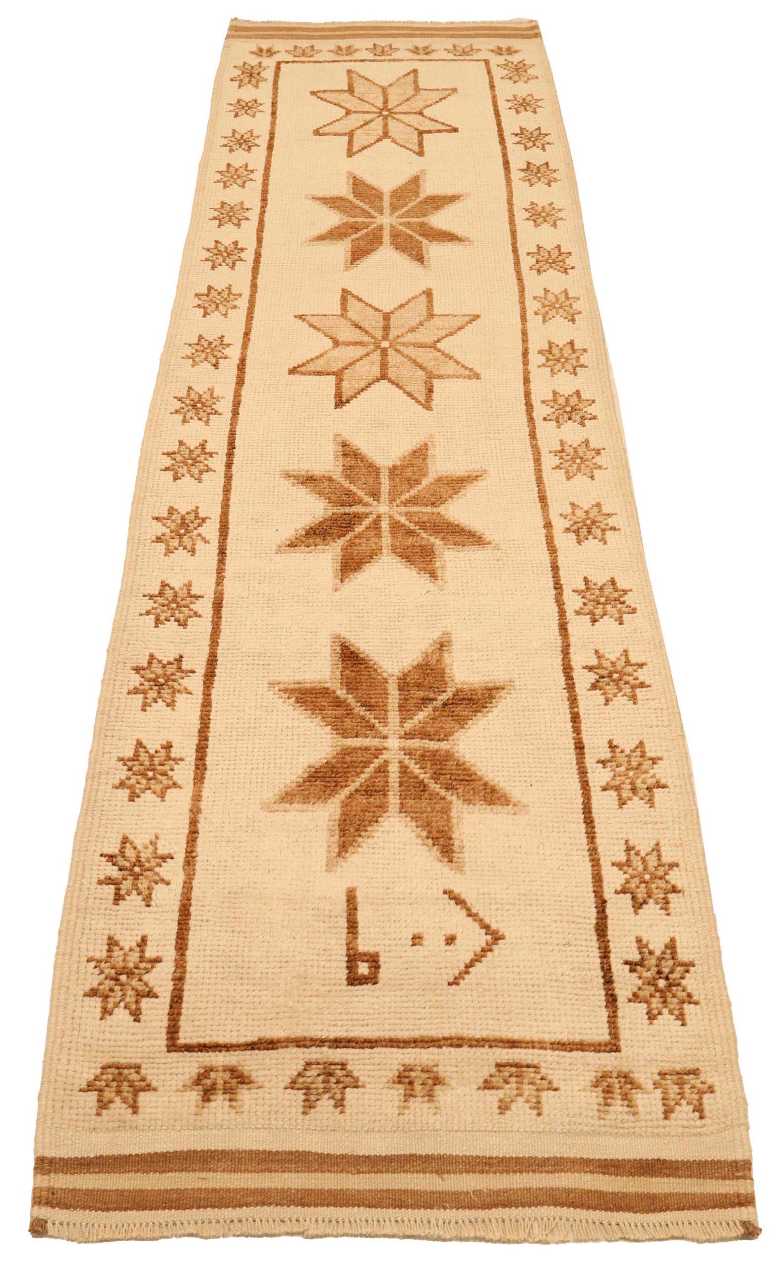 Découvrez l'élégance du tapis de Turquie Anatoly, qui présente un chemin de roulement de Circa 1940. Conçu avec de la laine et du Design/One, ce design exclusif est parfait pour mettre en valeur votre espace.