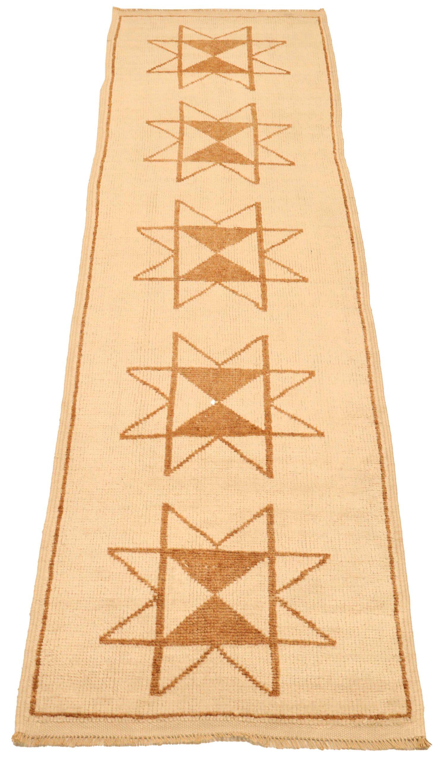 Découvrez l'élégance du tapis de Turquie Anatoly, qui présente un chemin de roulement de Circa 1940. Conçu avec de la laine et du Design/One, ce design exclusif est parfait pour mettre en valeur votre espace.