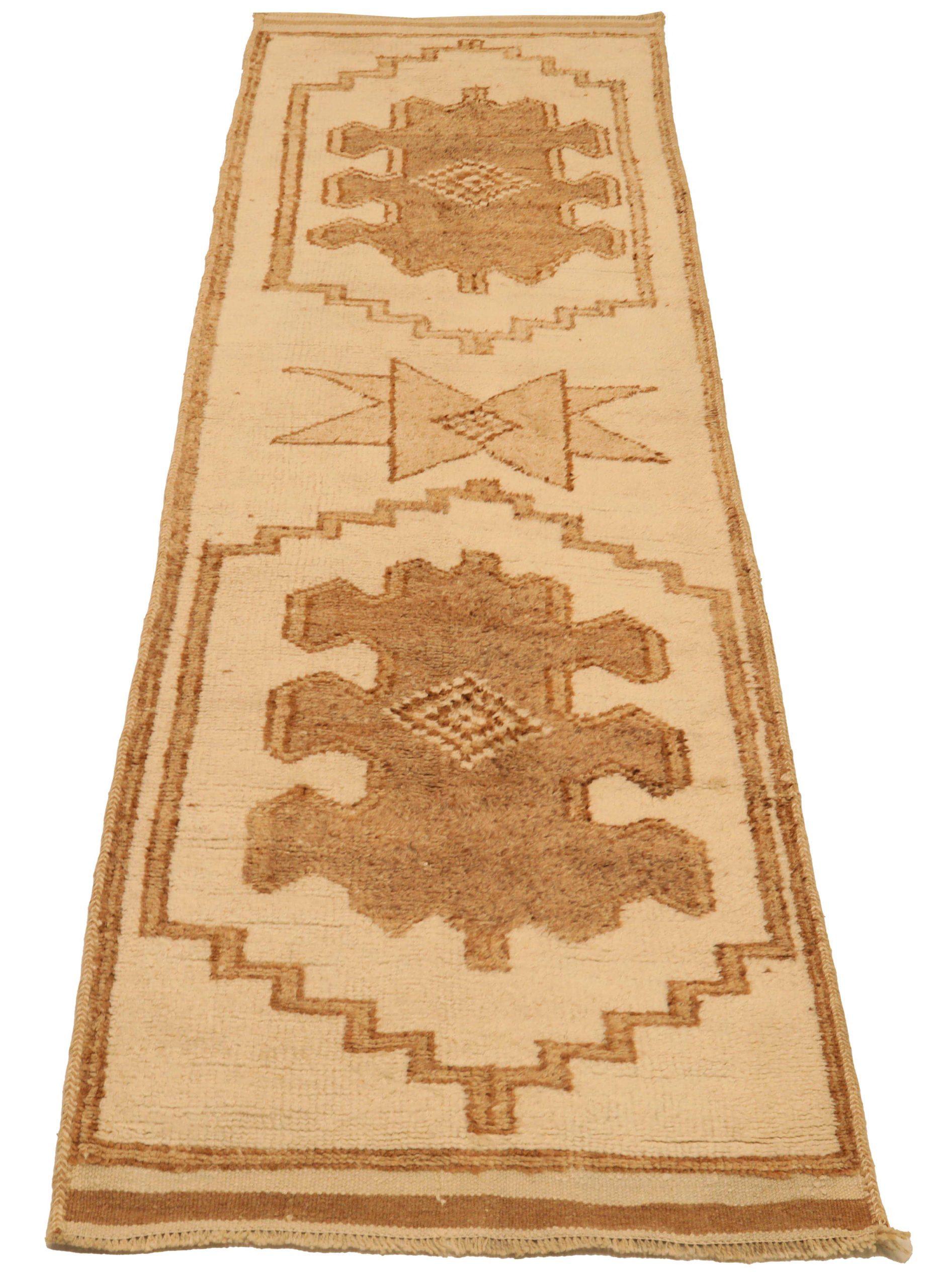 Découvrez l'élégance du tapis de Turquie Anatoly, qui présente un chemin de roulement de Circa 1940. Conçu avec de la laine et du Design/One, ce design exclusif est parfait pour mettre en valeur votre espace.