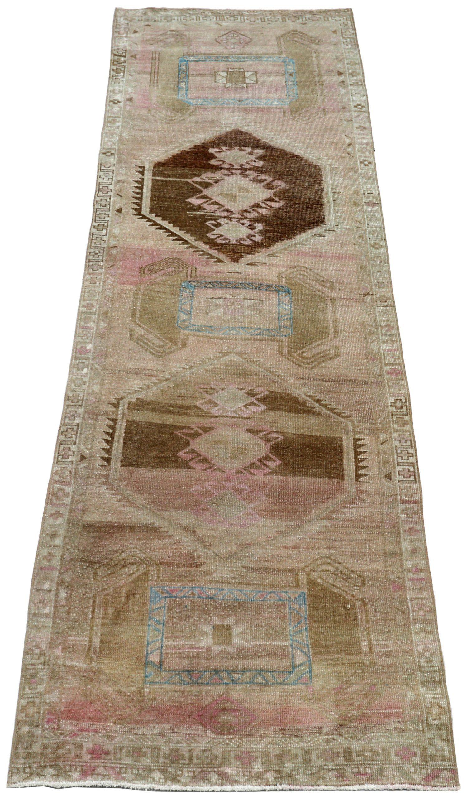 Découvrez l'élégance du tapis de Turquie Anatoly, qui présente un chemin de roulement de Circa 1940. Conçu avec de la laine et du BrownIvoryPink, ce design exclusif est parfait pour mettre en valeur votre espace.