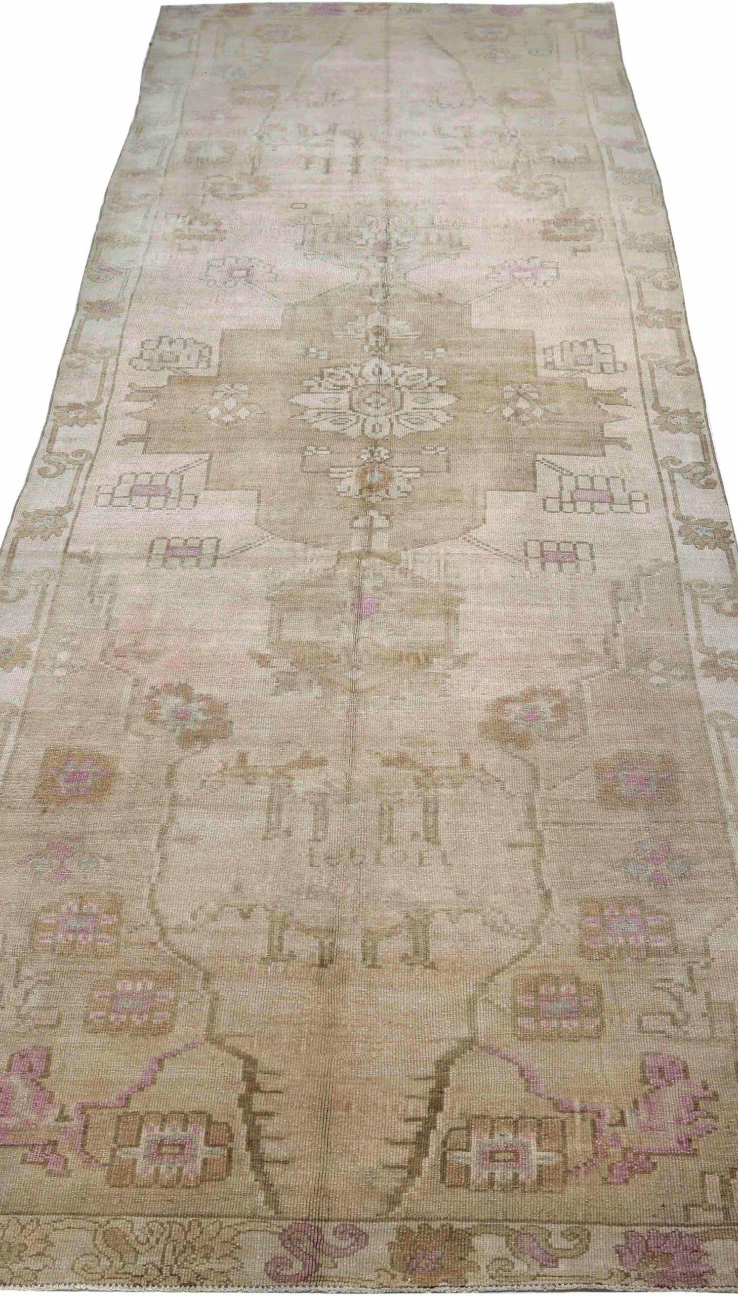 Scopri l'eleganza del Tappeto Runner Anatoly della Turchia con caratteristiche CIRCA 1940. Progettato con lana e marrone-avorio-purpel, questo design esclusivo è perfetto per valorizzare il tuo spazio.