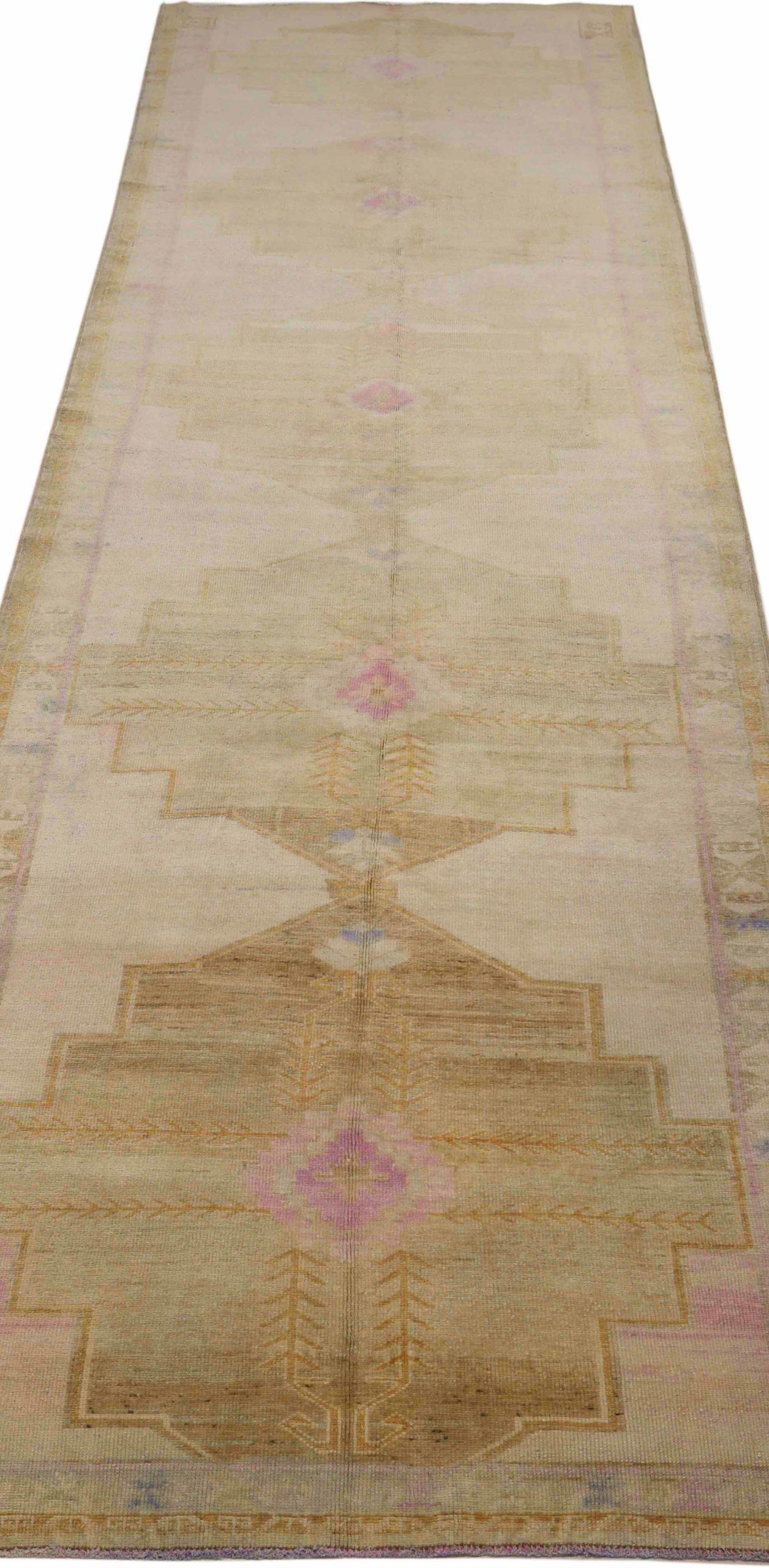 Scopri l'eleganza del Tappeto Runner Anatoly della Turchia con caratteristiche CIRCA 1940. Progettato con lana e marrone-avorio-purpel, questo design esclusivo è perfetto per valorizzare il tuo spazio.