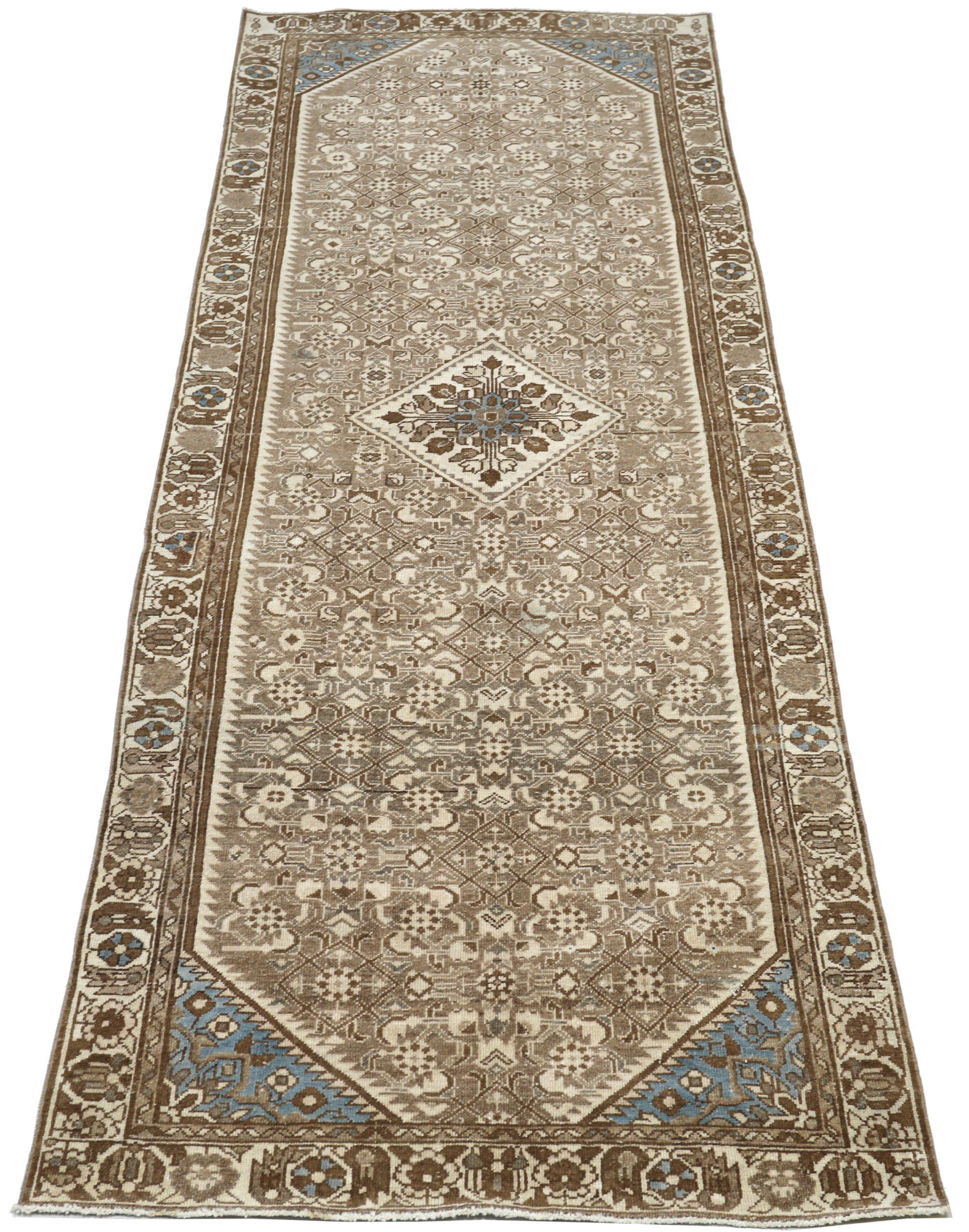 Découvrez l'élégance du tapis de Turquie Anatoly, qui présente un chemin de roulement de Circa 1940. Conçu avec de la laine et du BrownIvoryTaupe, ce design exclusif est parfait pour mettre en valeur votre espace.