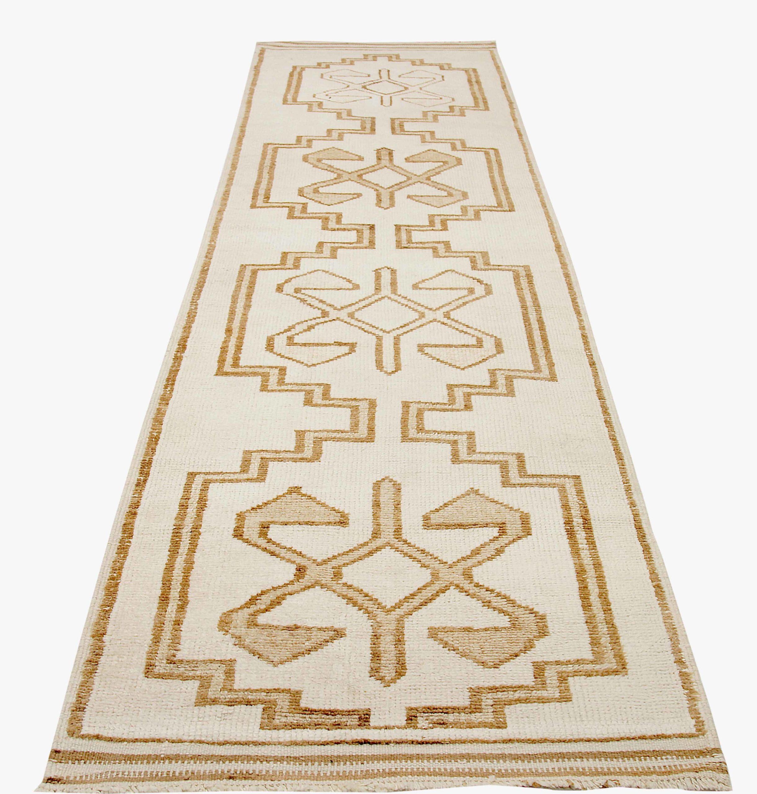 Découvrez l'élégance du tapis de Turquie Anatoly, qui présente un chemin de roulement de Circa 1940. Conçu avec de la laine et du jaune brun-ivoire, ce design exclusif est parfait pour mettre en valeur votre espace.