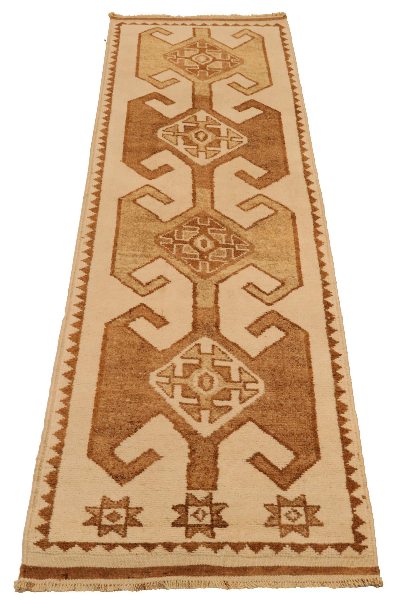 Entdecken Sie die Eleganz von Turkey Anatoly mit dem Läufer Circa 1940. Dieses exklusive Design aus Wolle und Braun-Elfenbein-Gelb ist perfekt, um Ihren Raum zu verschönern.