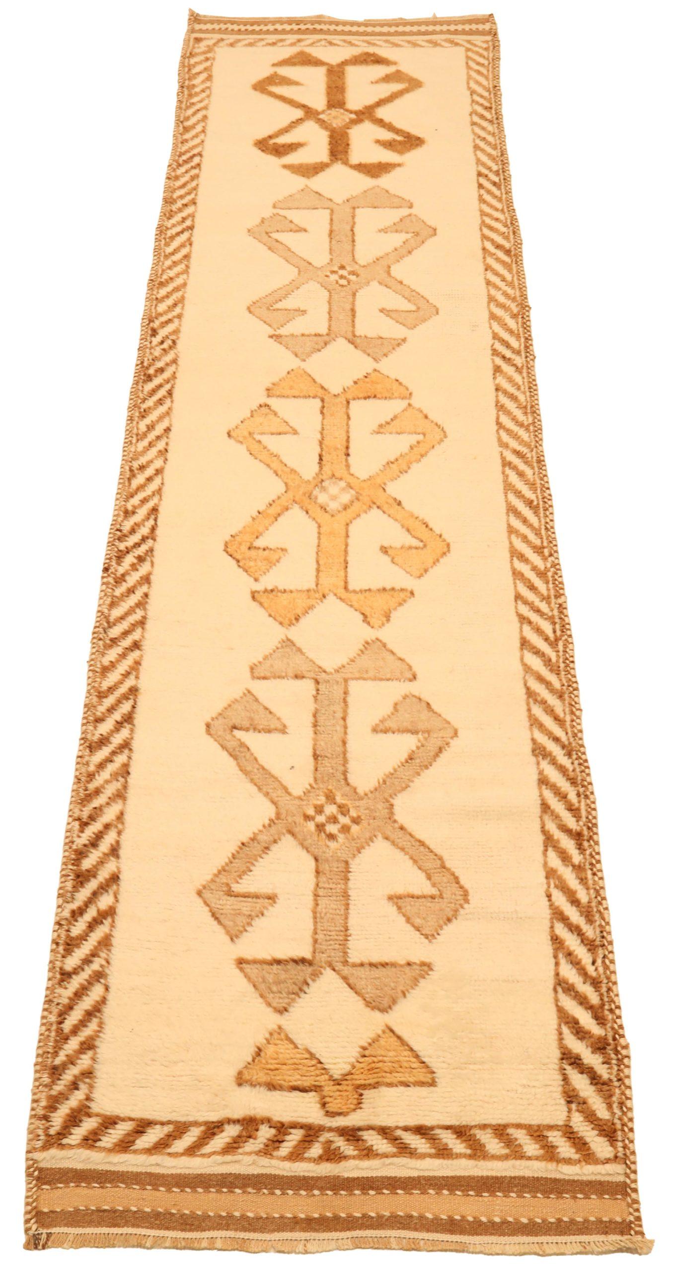 Découvrez l'élégance du tapis de Turquie Anatoly, qui présente un chemin de roulement de Circa 1940. Conçu avec de la laine et du jaune brun-ivoire, ce design exclusif est parfait pour mettre en valeur votre espace.