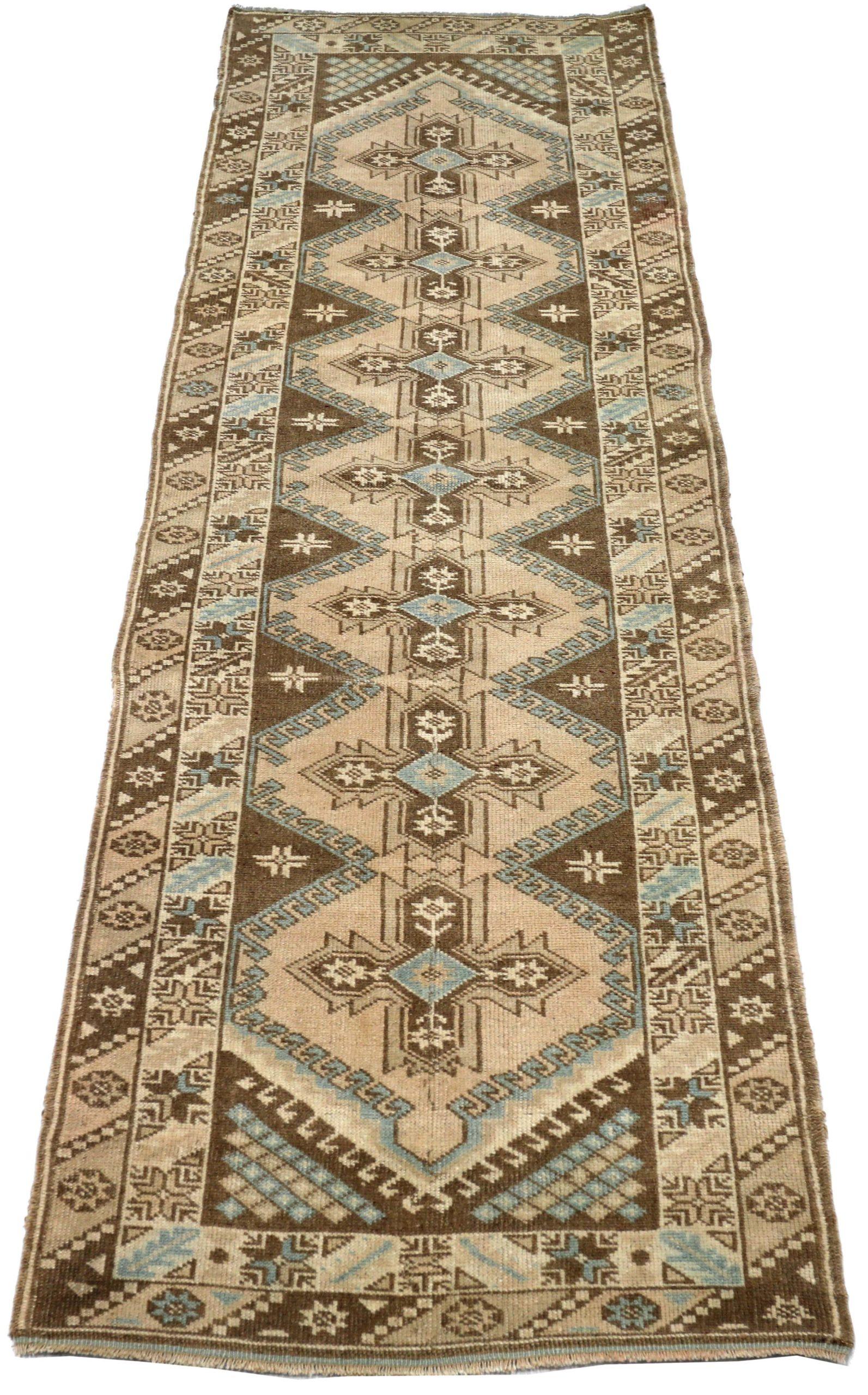 Découvrez l'élégance du tapis de Turquie Anatoly, qui présente un chemin de roulement de Circa 1940. Conçu avec de la laine et du BrownTaupe, ce design exclusif est parfait pour mettre en valeur votre espace.
