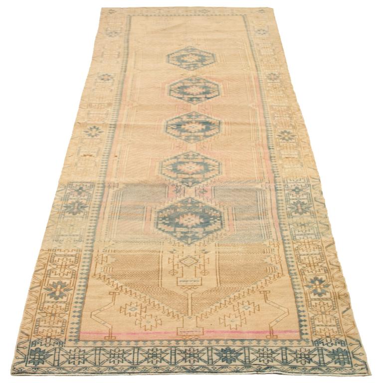 Découvrez l'élégance du tapis de Turquie Anatoly, qui présente un chemin de roulement de Circa 1880. Conçu avec de la laine et du gris-ivoire-rose, ce design exclusif est parfait pour mettre en valeur votre espace.