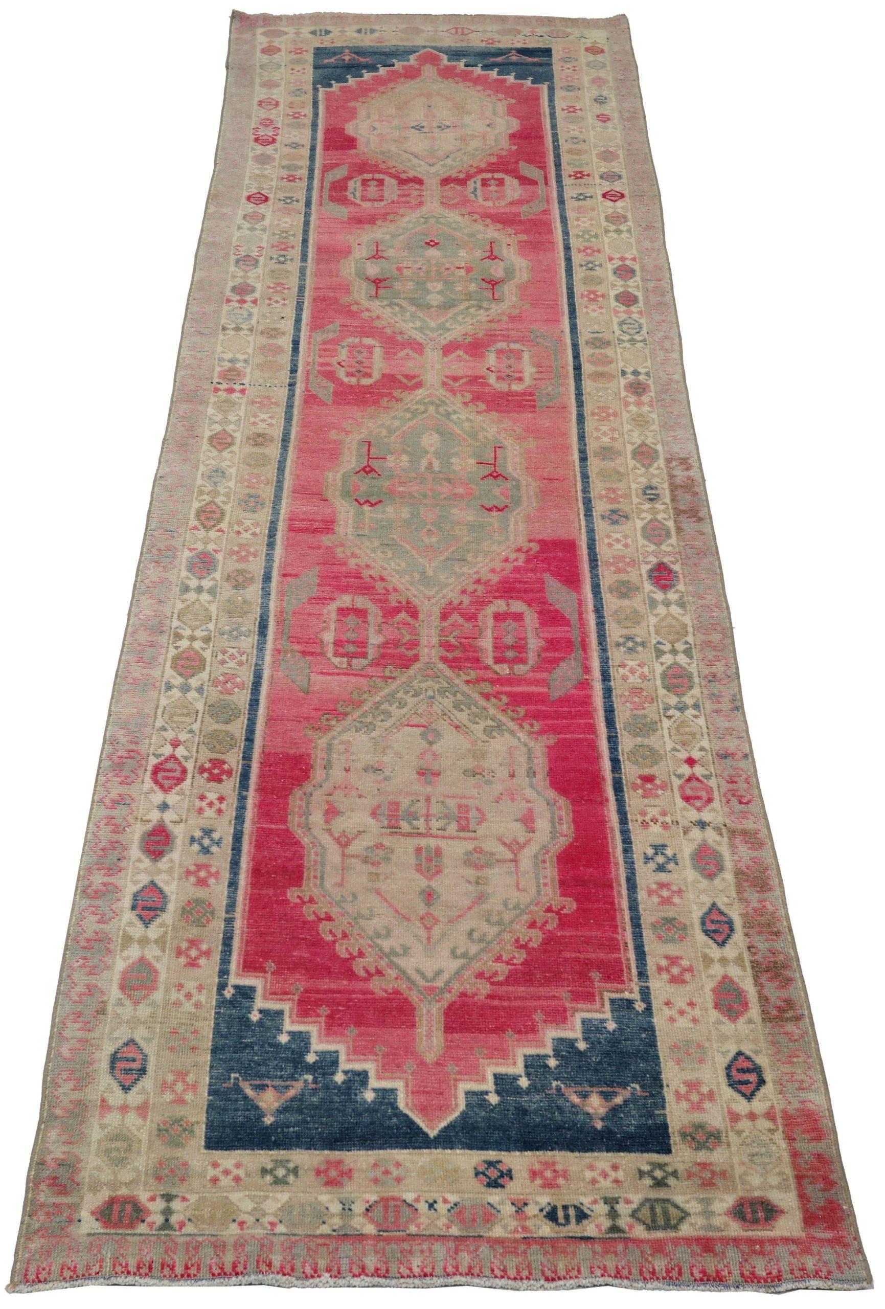 Scopri l'eleganza del Tappeto Runner Anatoly della Turchia con caratteristiche CIRCA 1940. Progettato con lana e verde-avorio-blu-rosso, questo design esclusivo è perfetto per valorizzare il tuo spazio.