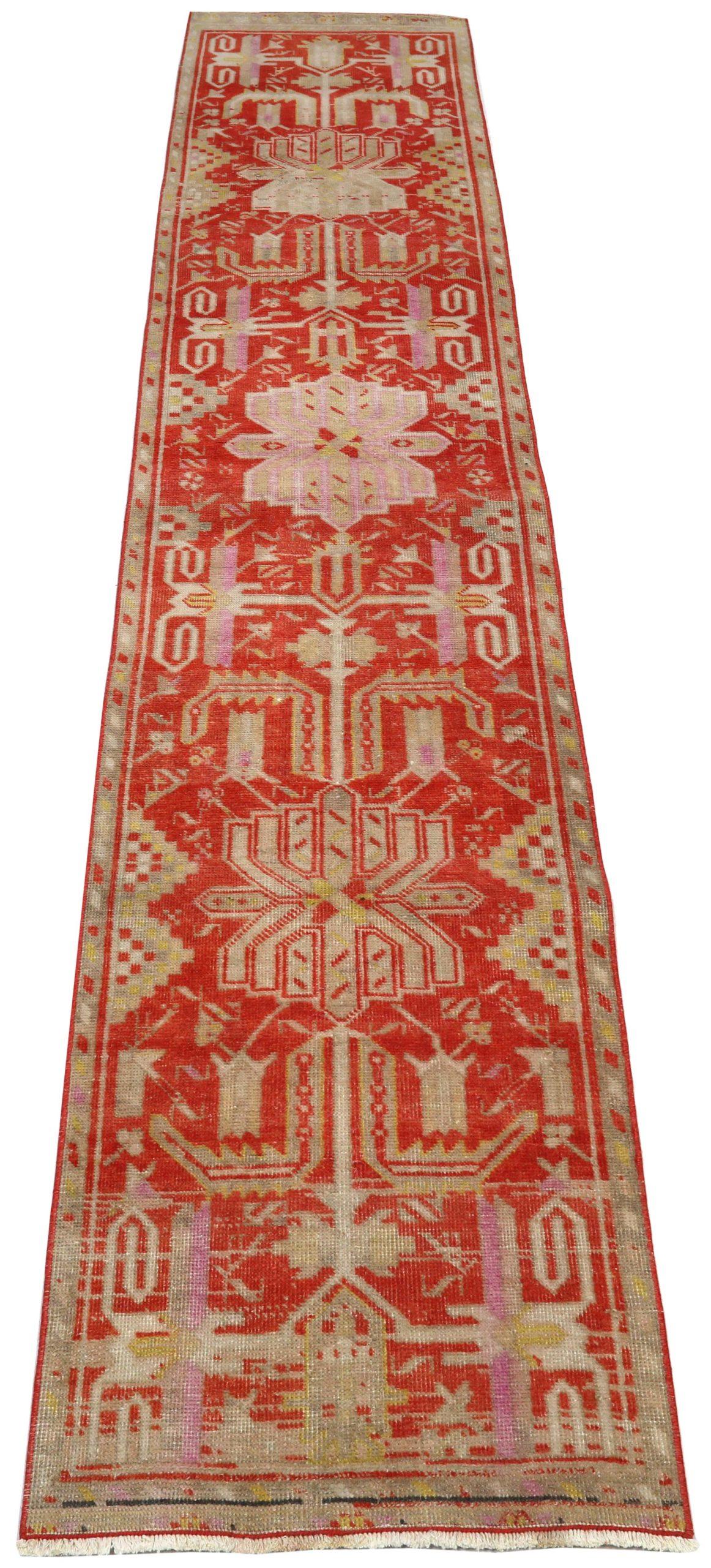 Descubre la elegancia de la alfombra Anatoly de Turquía, Circa 1940. Diseñado con Lana y VerdeMarfilRojo, este diseño exclusivo es perfecto para realzar tu espacio.