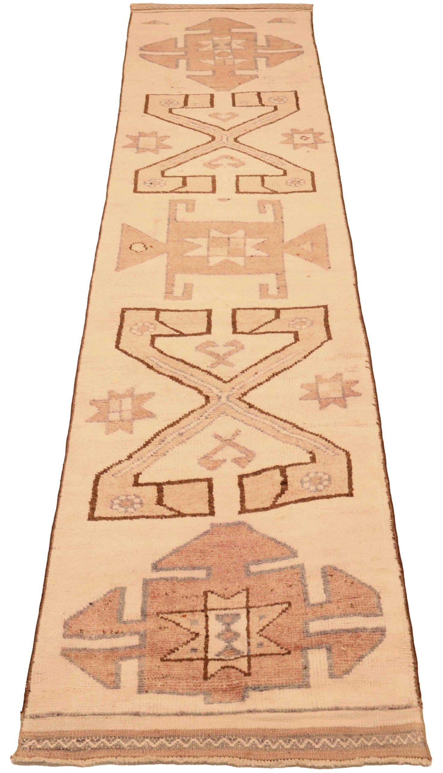 Découvrez l'élégance du tapis de Turquie Anatoly, qui présente un chemin de roulement de Circa 1940. Conçu avec de la laine et du Design/One, ce design exclusif est parfait pour mettre en valeur votre espace.