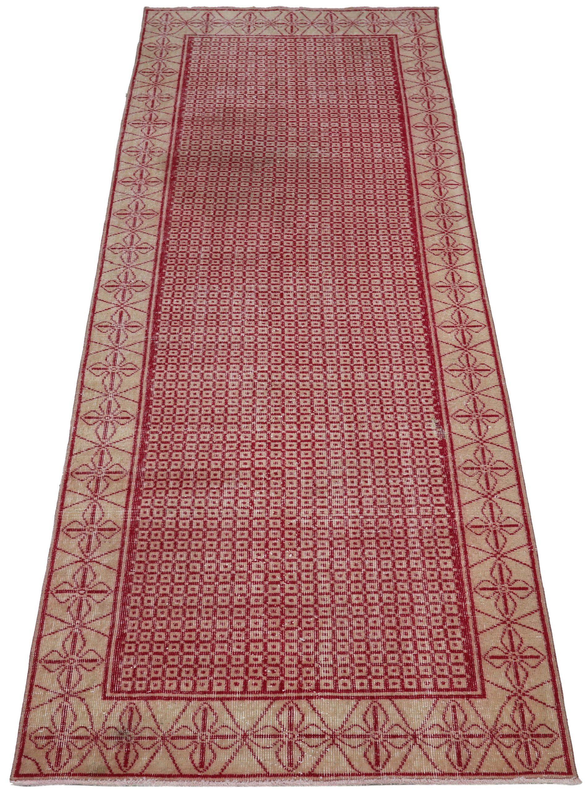 Descubre la elegancia de la alfombra Anatoly de Turquía, Circa 1940. Diseñado con lana y rojo marfil, este diseño exclusivo es perfecto para realzar tu espacio.
