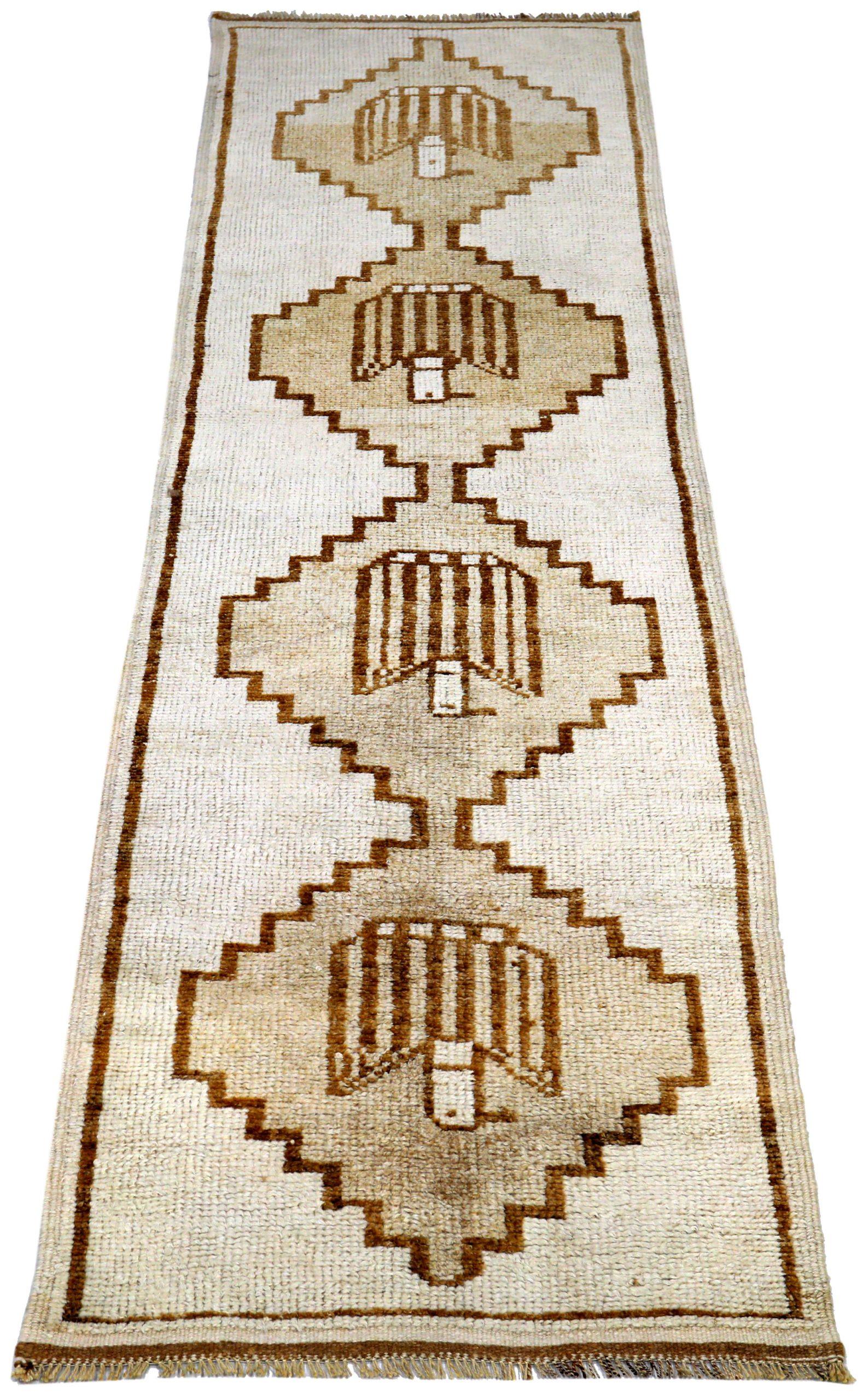 Entdecken Sie die Eleganz von Turkey Anatoly mit dem Läufer Circa 1940. Dieses exklusive Design aus Wolle und IvoryTaupe ist perfekt, um Ihren Raum zu verschönern.