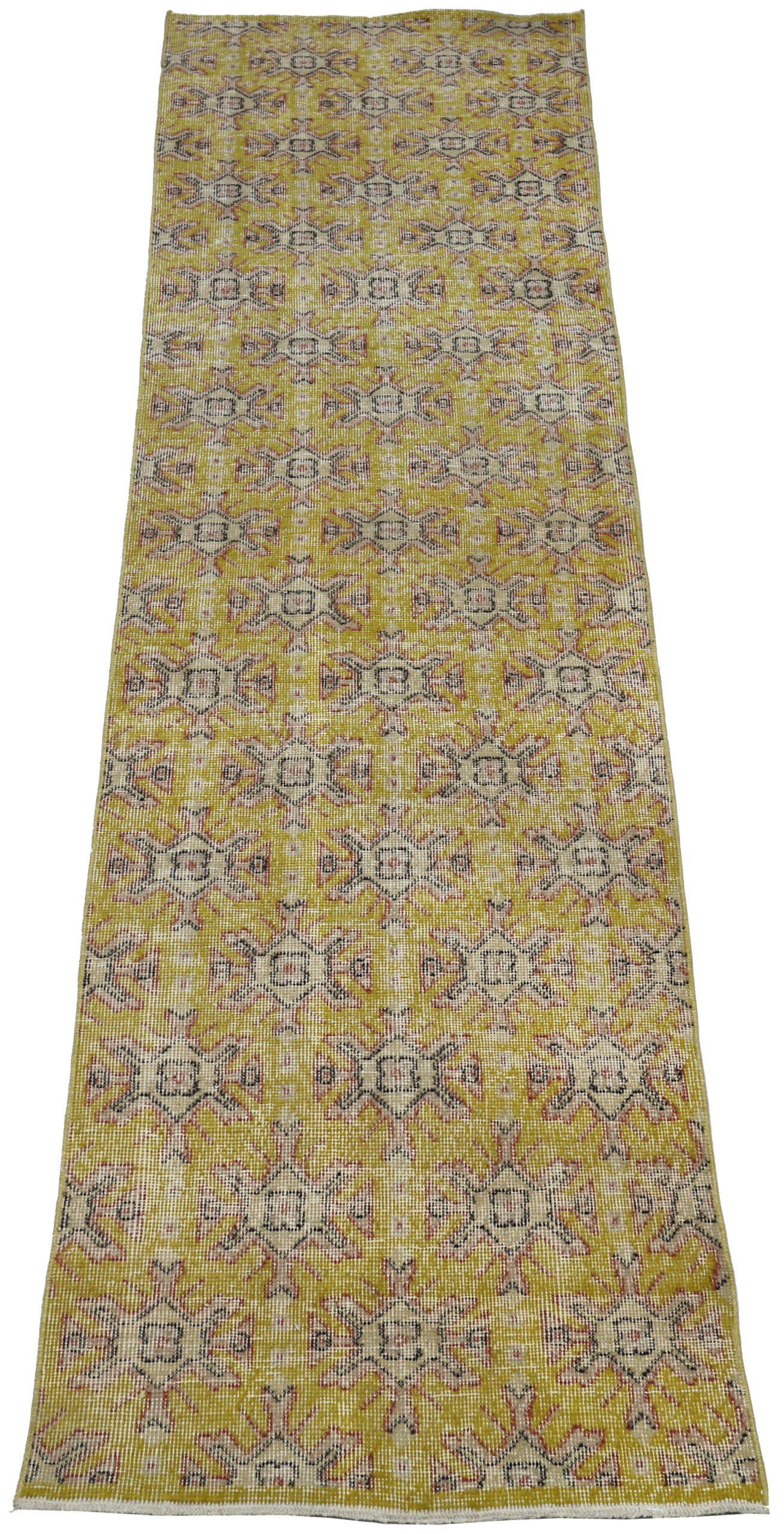Scopri l'eleganza del Tappeto Runner Anatoly della Turchia con caratteristiche CIRCA 1940. Progettato con lana e giallo avorio, questo design esclusivo è perfetto per valorizzare il tuo spazio.