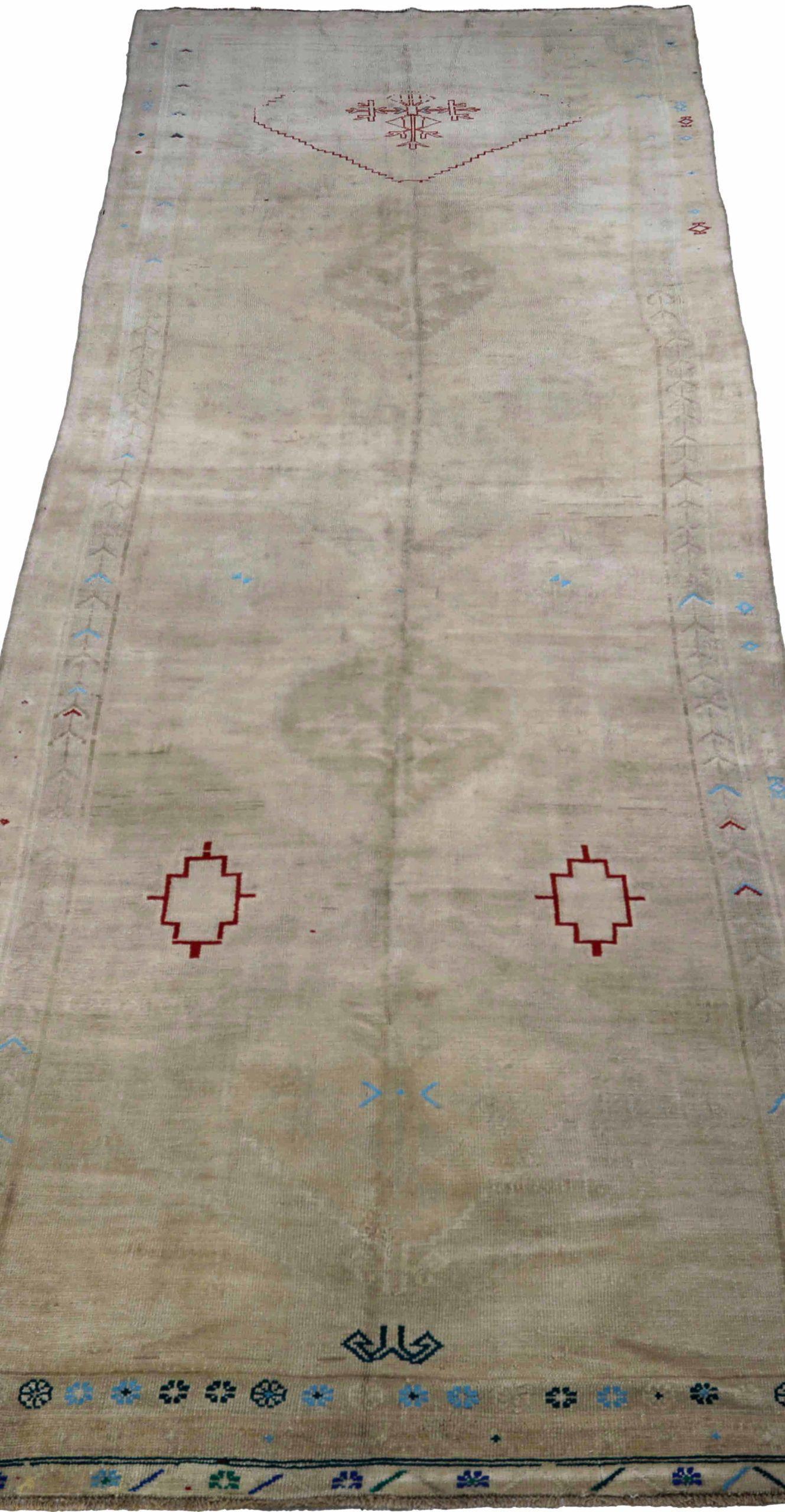 Entdecken Sie die Eleganz von Turkey Anatoly mit dem Läufer Circa 1940. Dieses exklusive Design aus Wolle und RedTaupe ist perfekt, um Ihren Raum zu verschönern.