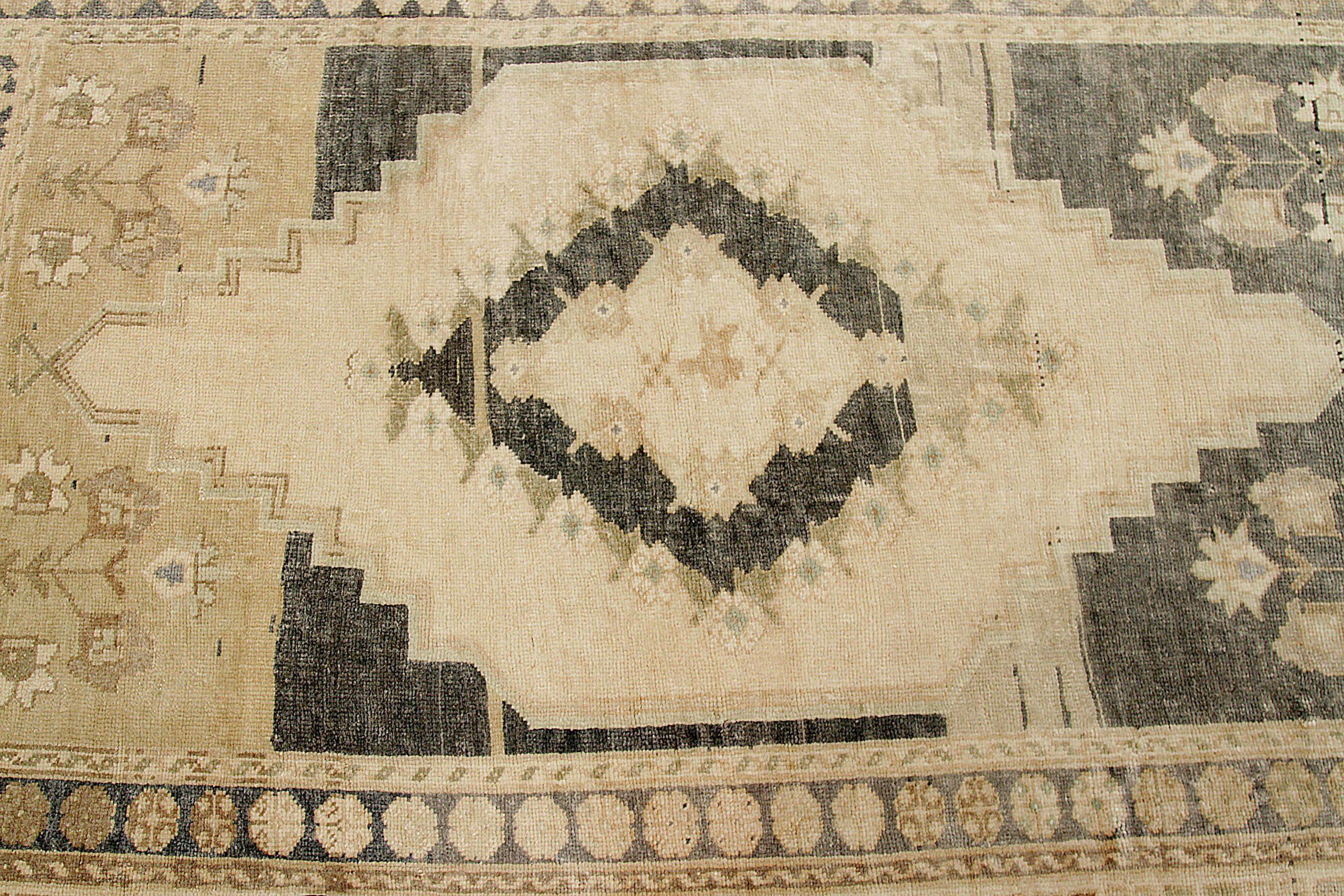 Turkey Anatoly Small Rug Circa 1940 - Wool Black Ivory Design - 92530 In Excellent Condition For Sale In Dallas, TX