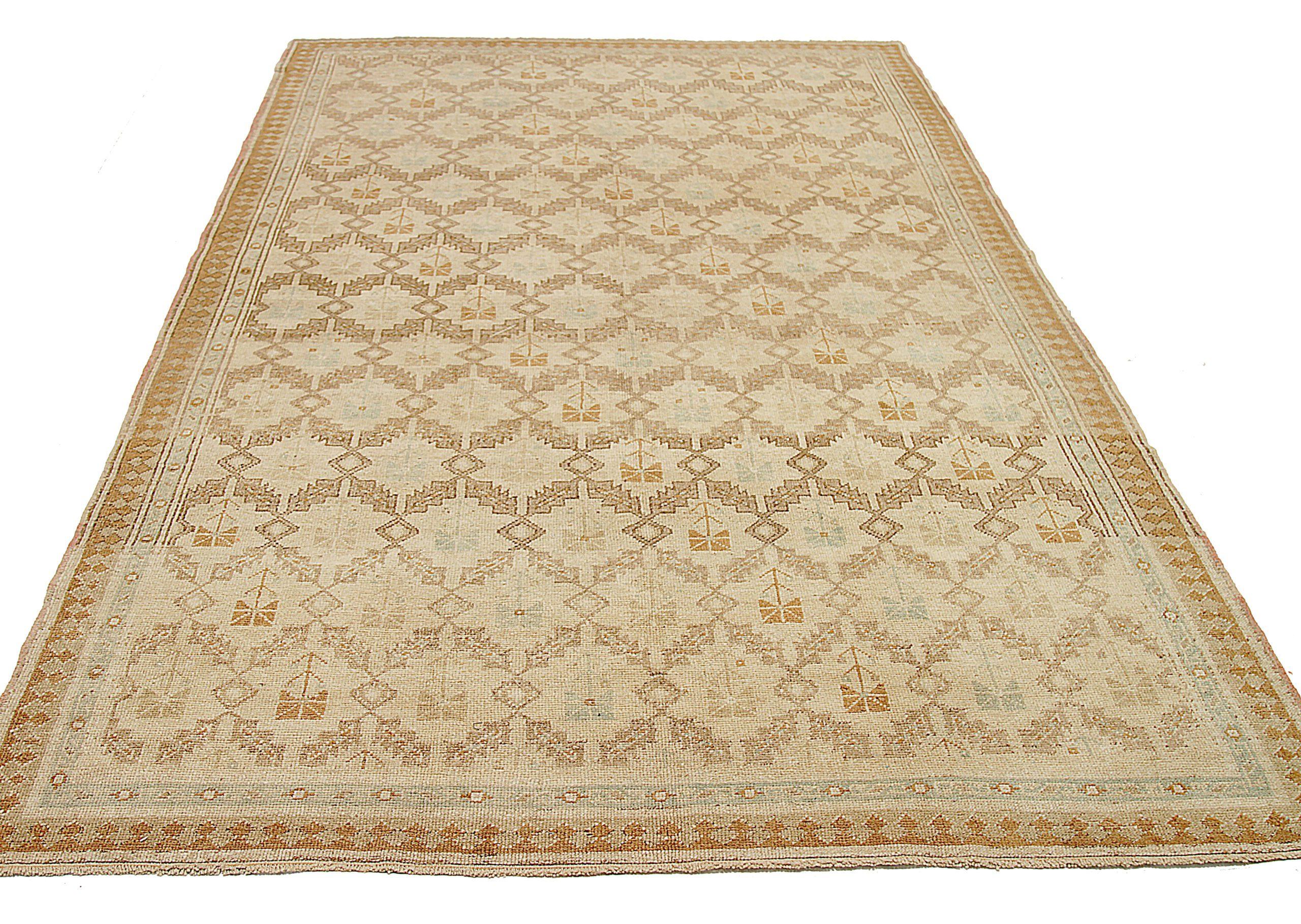 Découvrez l'élégance du petit tapis de Turquie Anatoly de Circa 1940. Conçu avec de la laine et du BlueBrownIvory, ce design exclusif est parfait pour mettre en valeur votre espace.