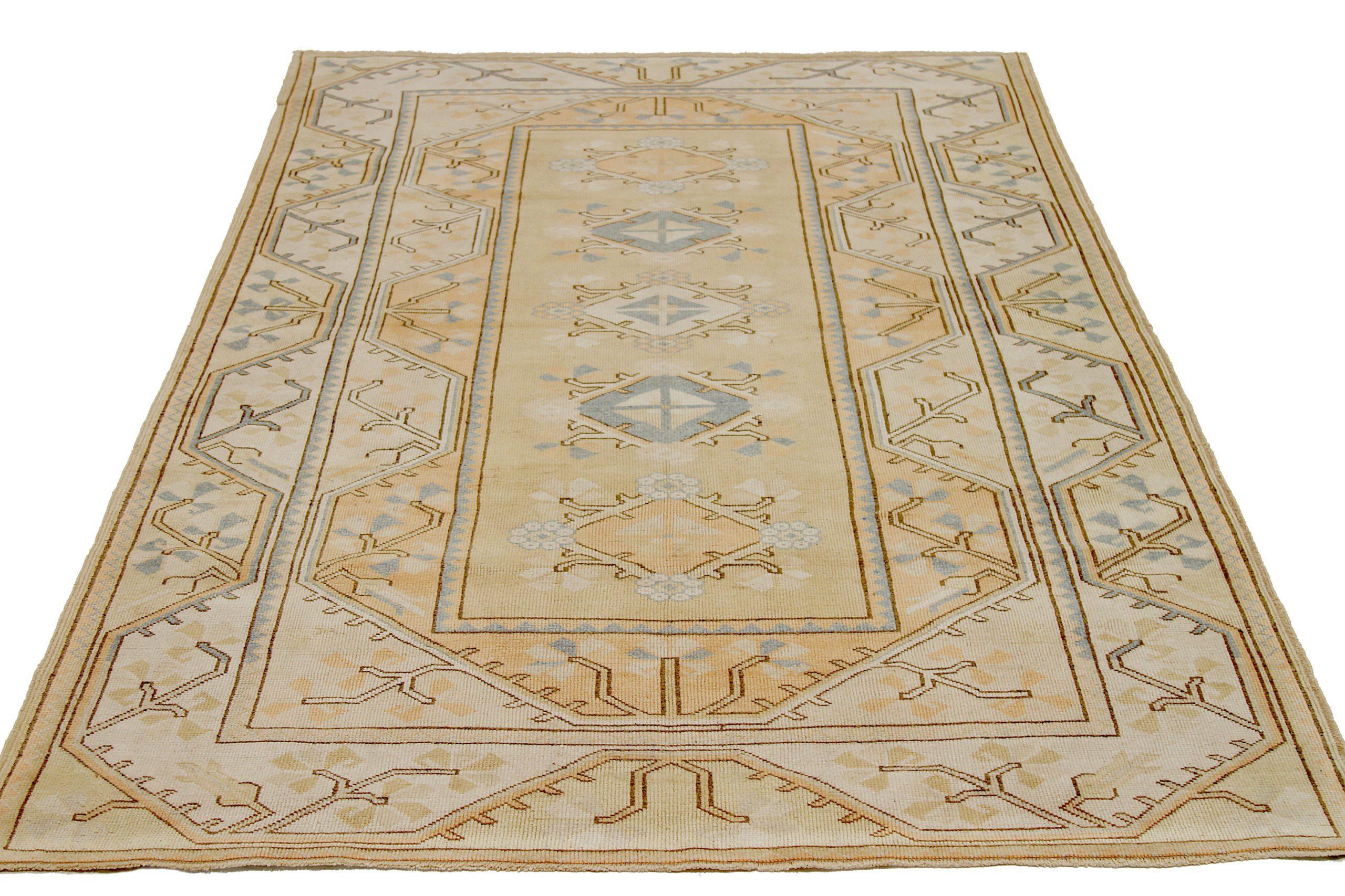 Scopri l'eleganza del tappeto Turkey Anatoly Small Rug di CIRCA 1940. Progettato con lana e blu-avorio-arancio-giallo, questo design esclusivo è perfetto per valorizzare il tuo spazio.