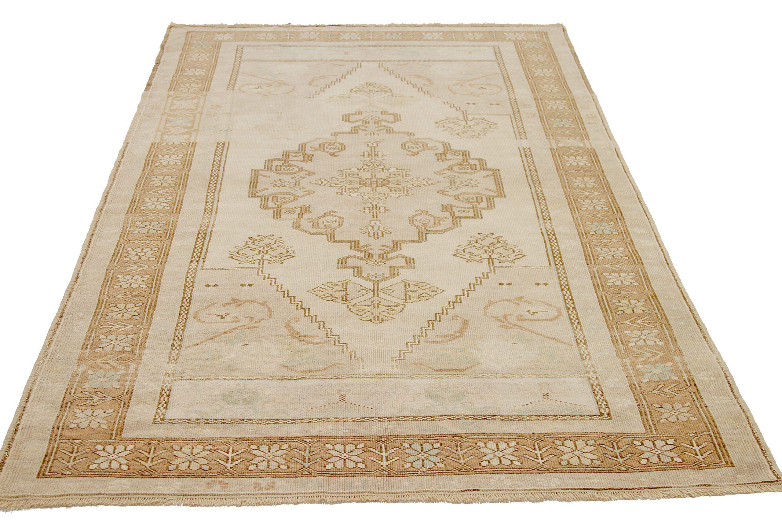 Entdecken Sie die Eleganz von Turkey Anatoly mit dem kleinen Teppich CIRCA 1940. Dieses exklusive Design aus Wolle und Braun-Elfenbein ist perfekt, um Ihren Raum zu verschönern.